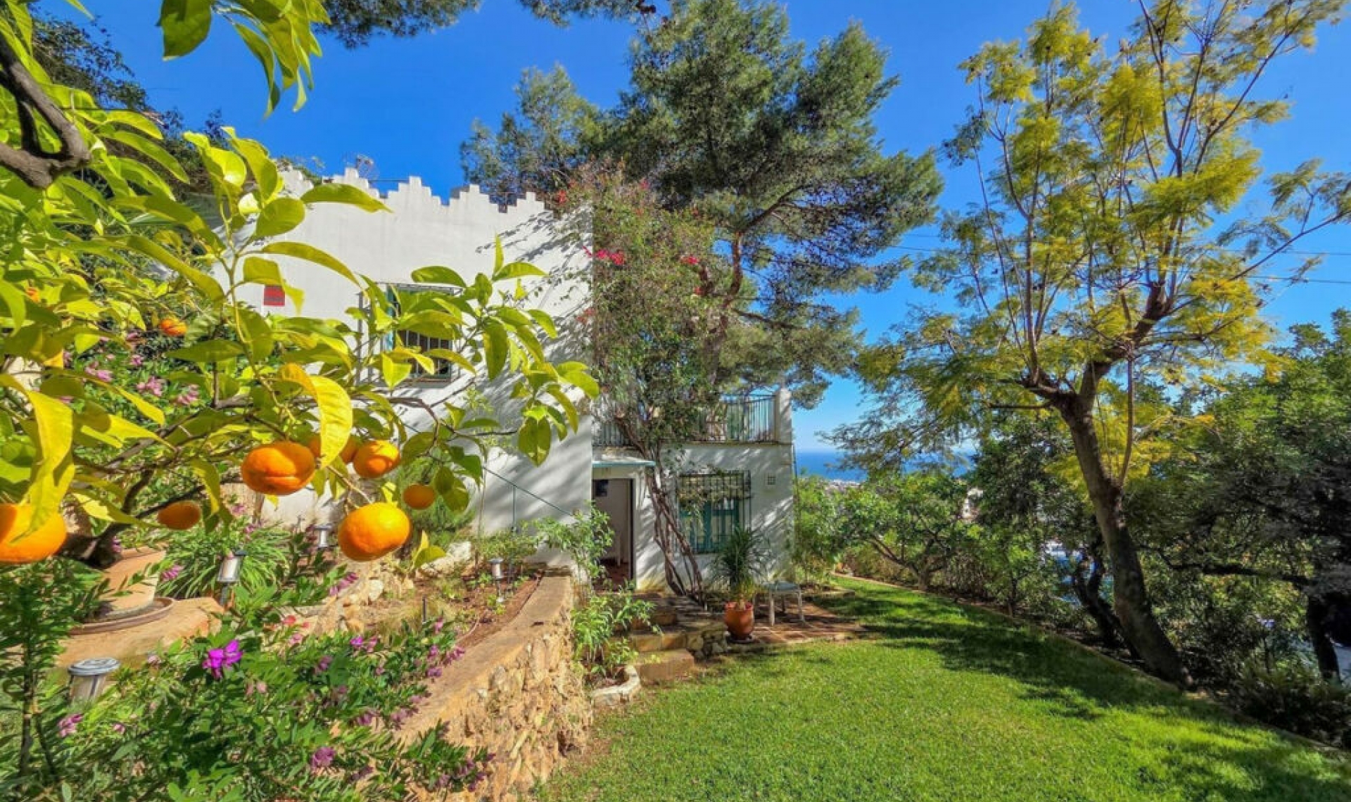 Resale - House -
Marbella