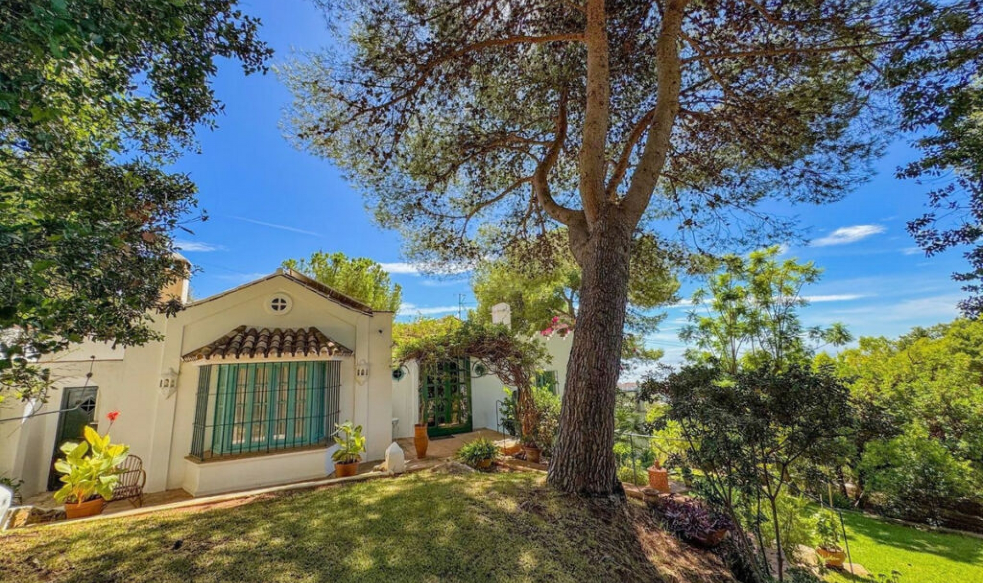 Resale - House -
Marbella