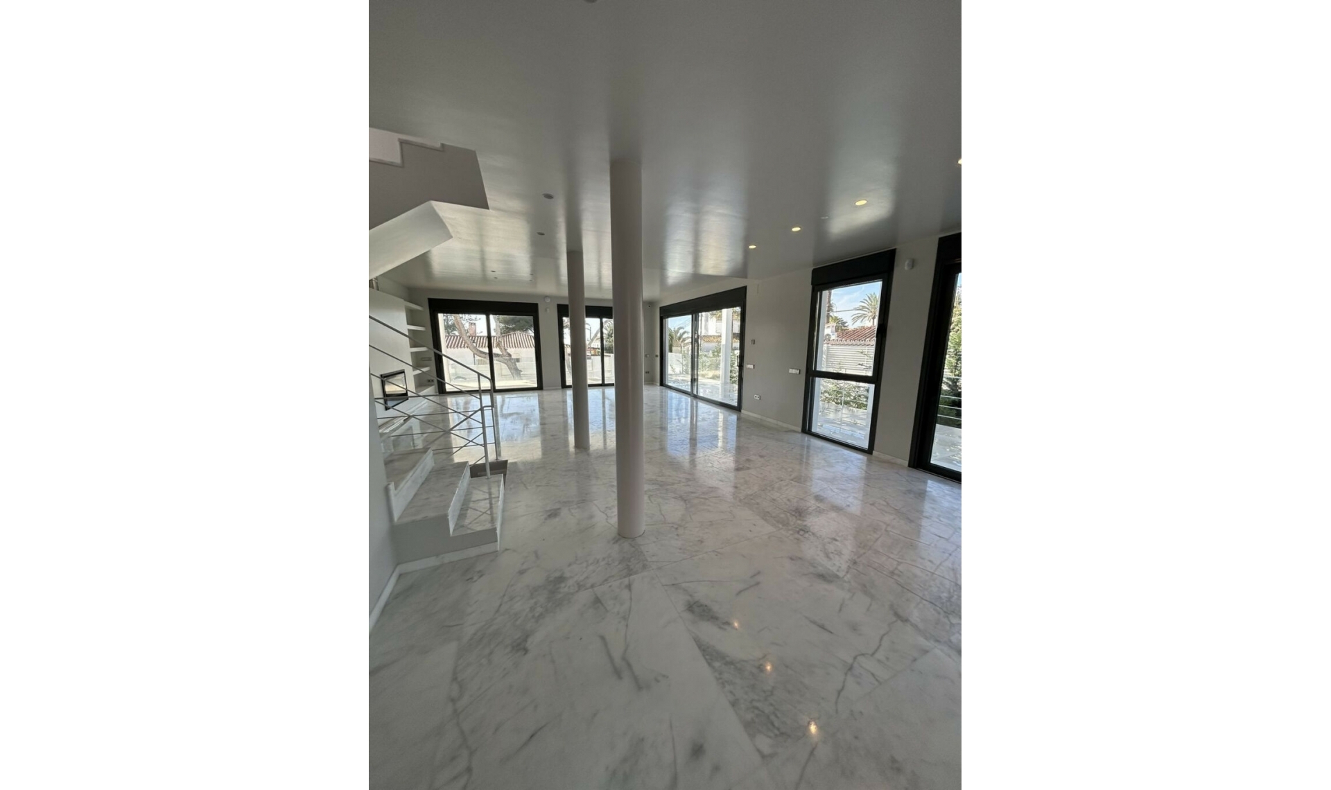 Resale - House -
Marbesa