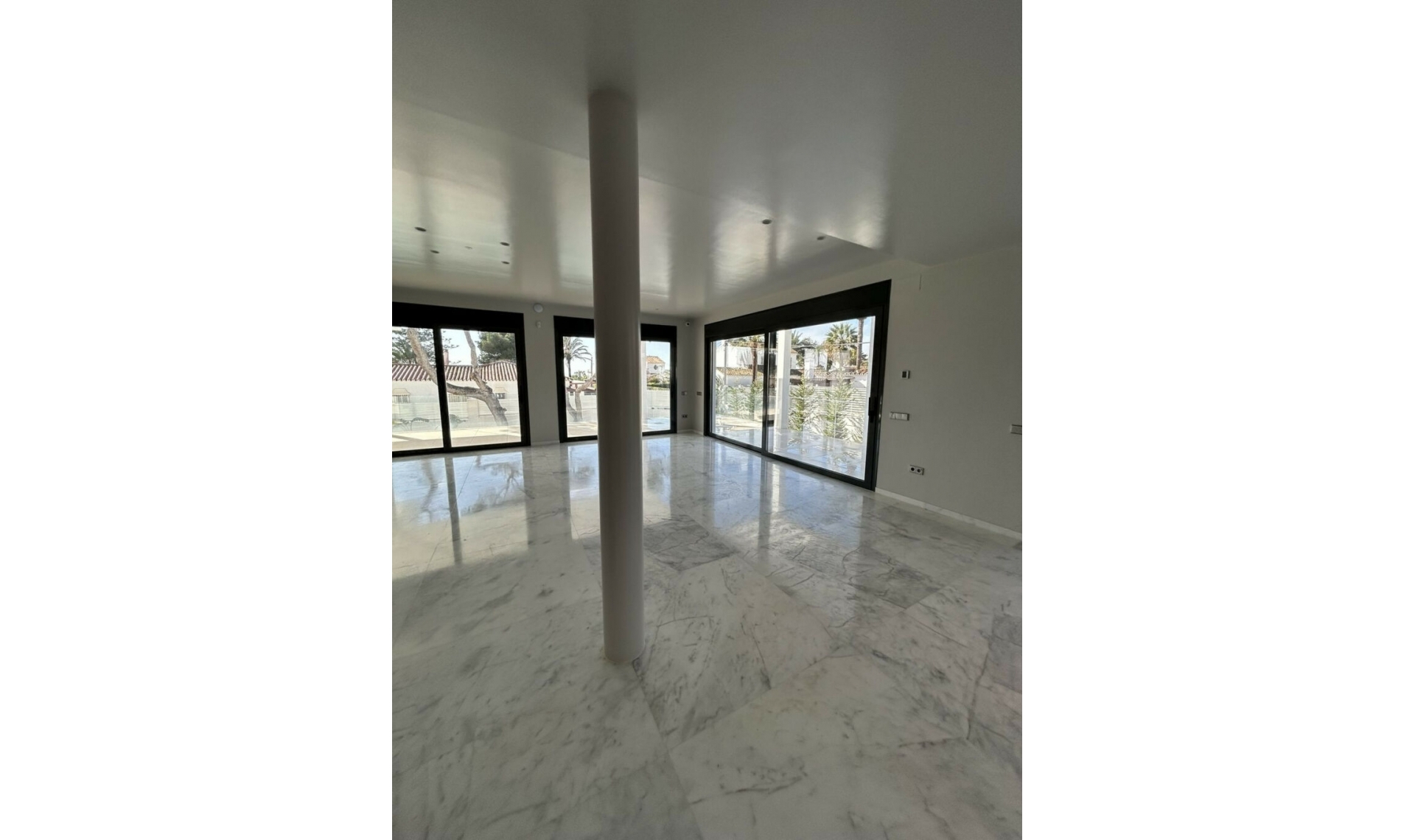 Resale - House -
Marbesa