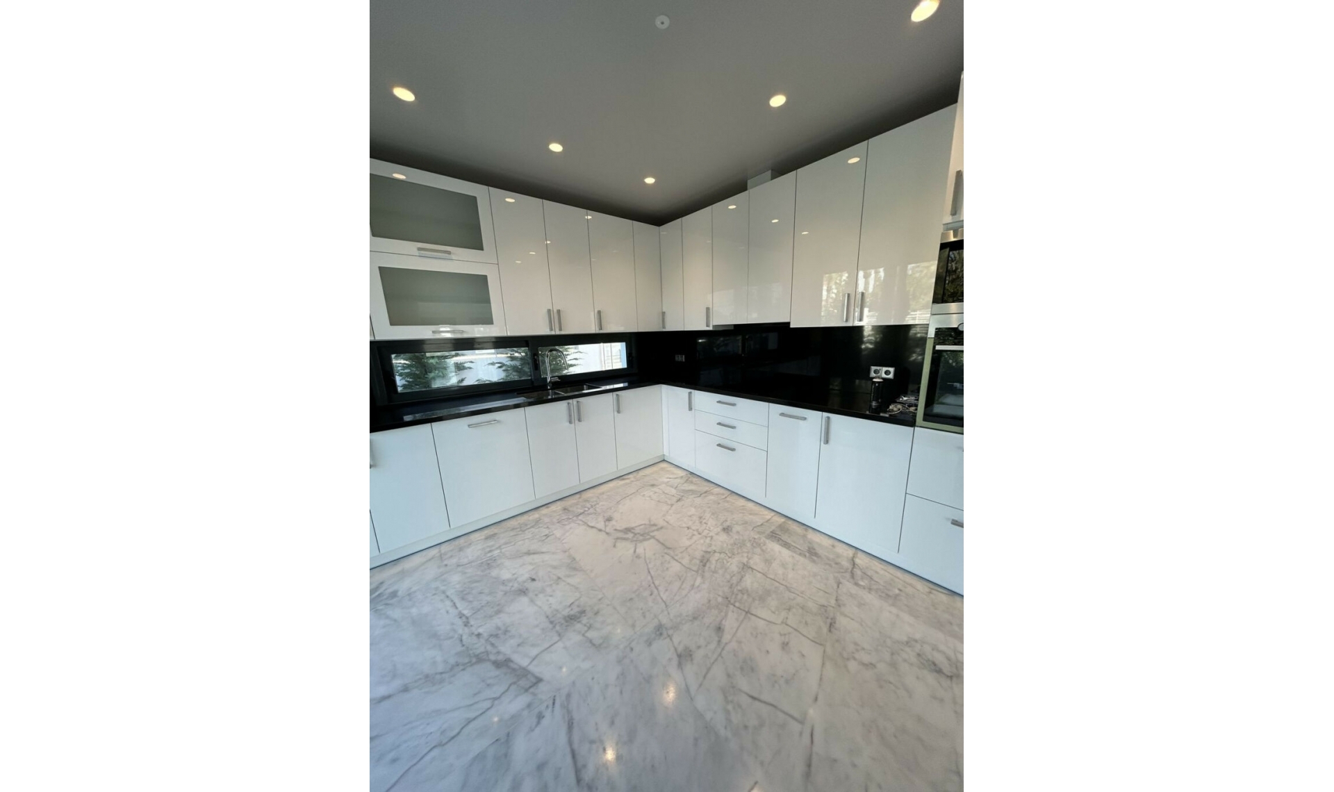 Resale - House -
Marbesa