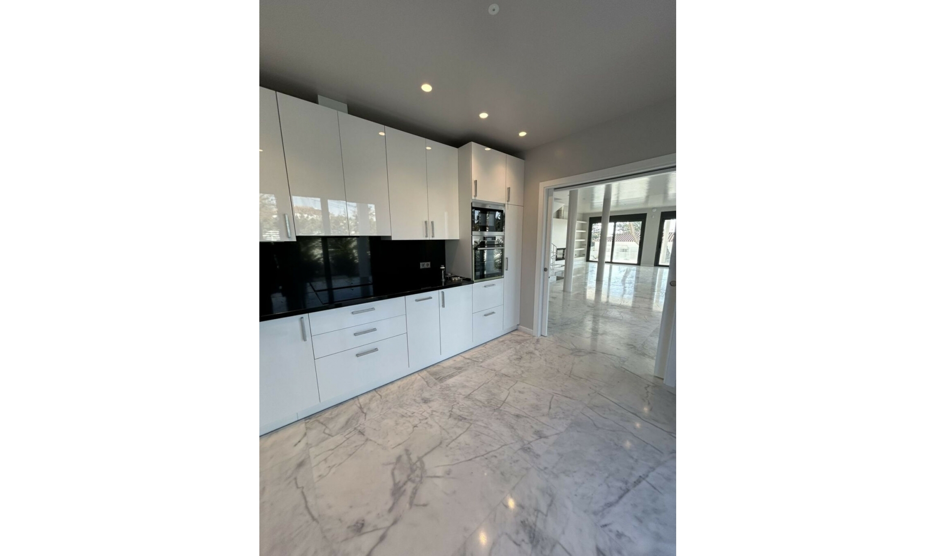 Resale - House -
Marbesa