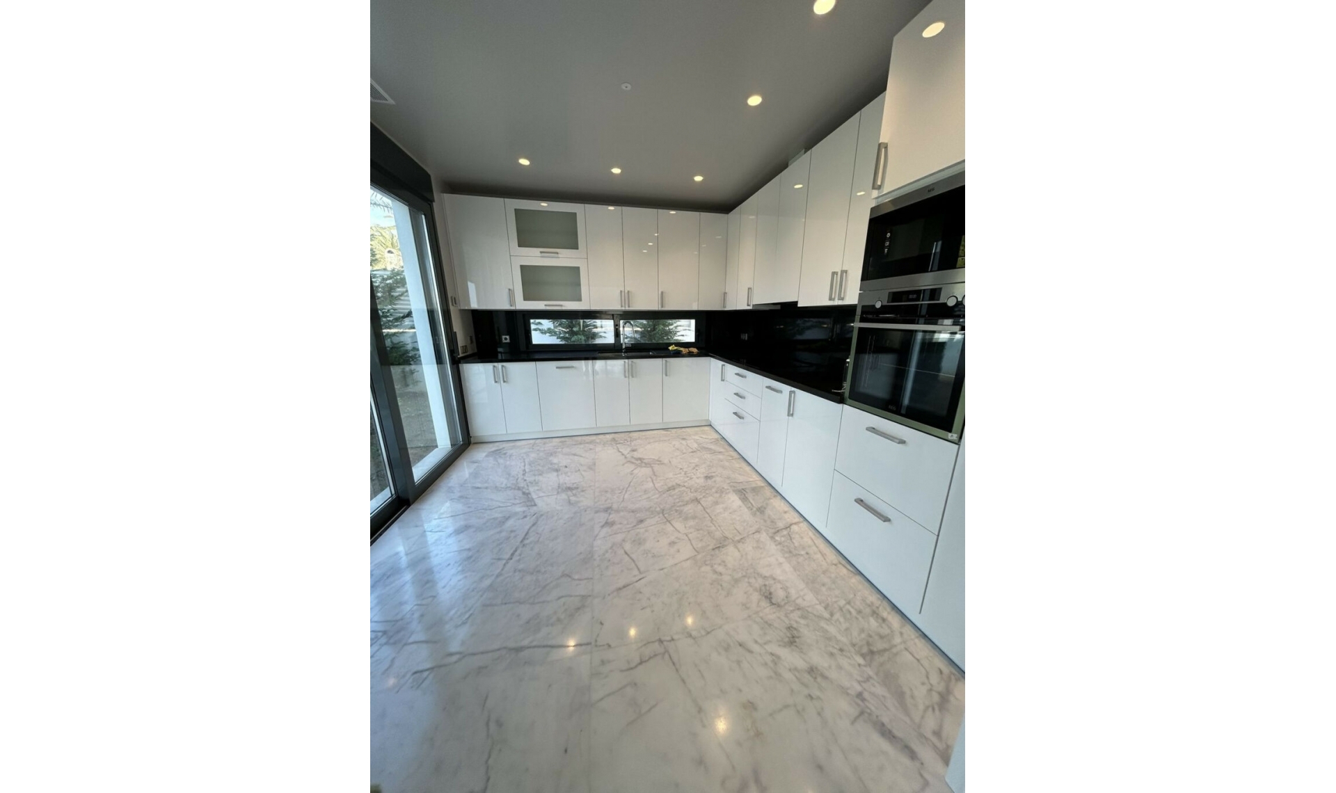 Resale - House -
Marbesa