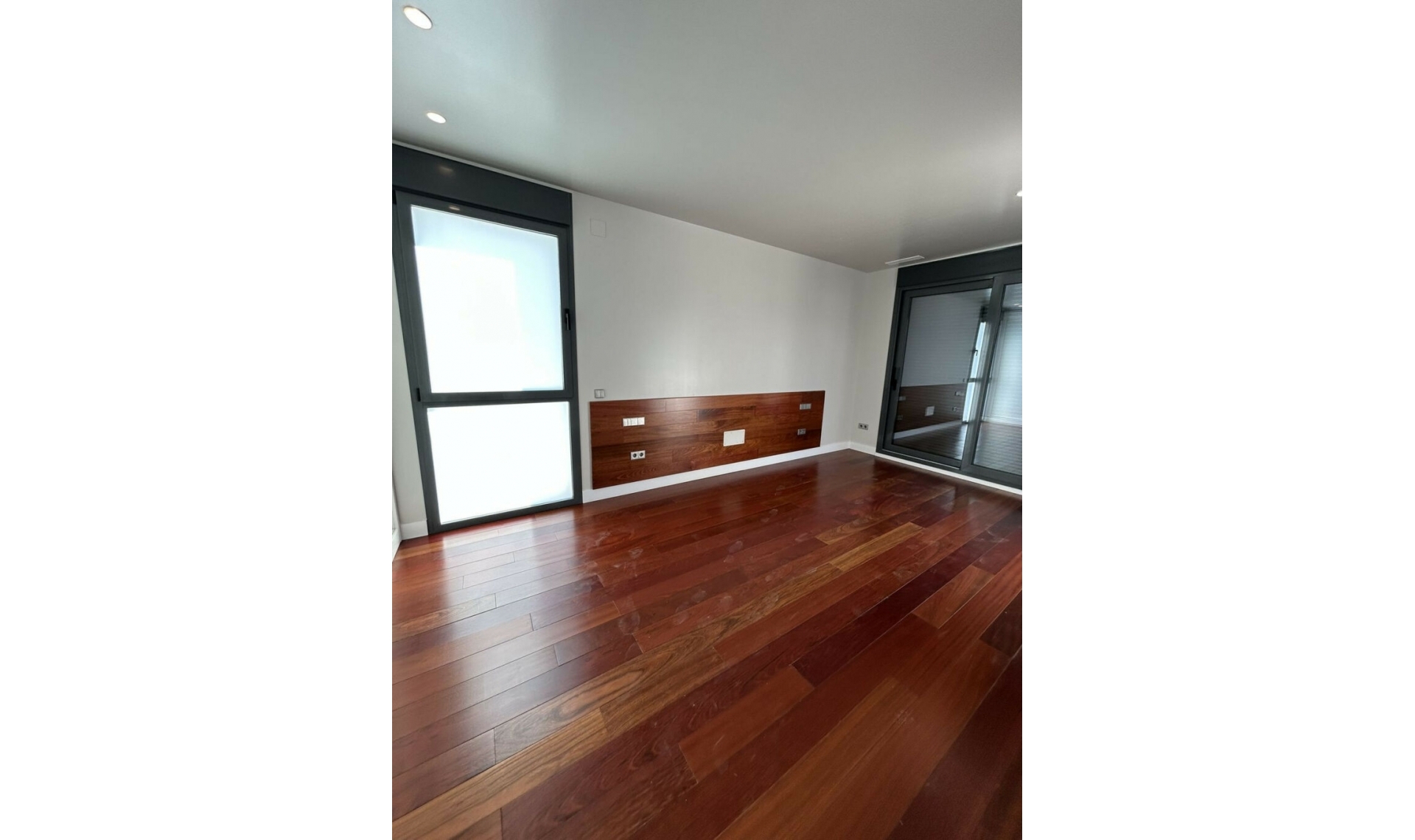 Resale - House -
Marbesa