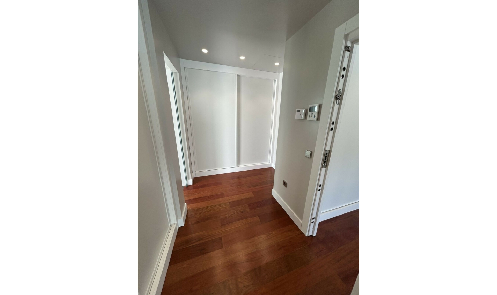 Resale - House -
Marbesa