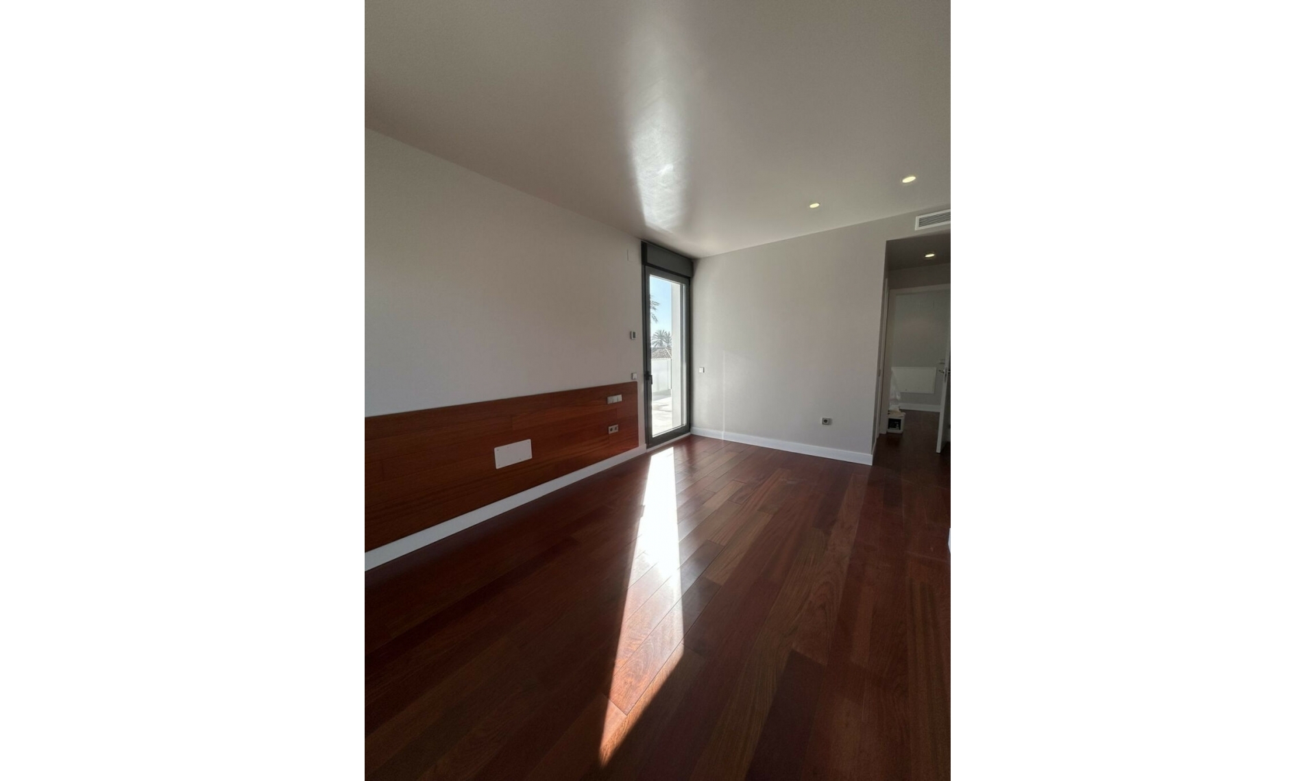 Resale - House -
Marbesa