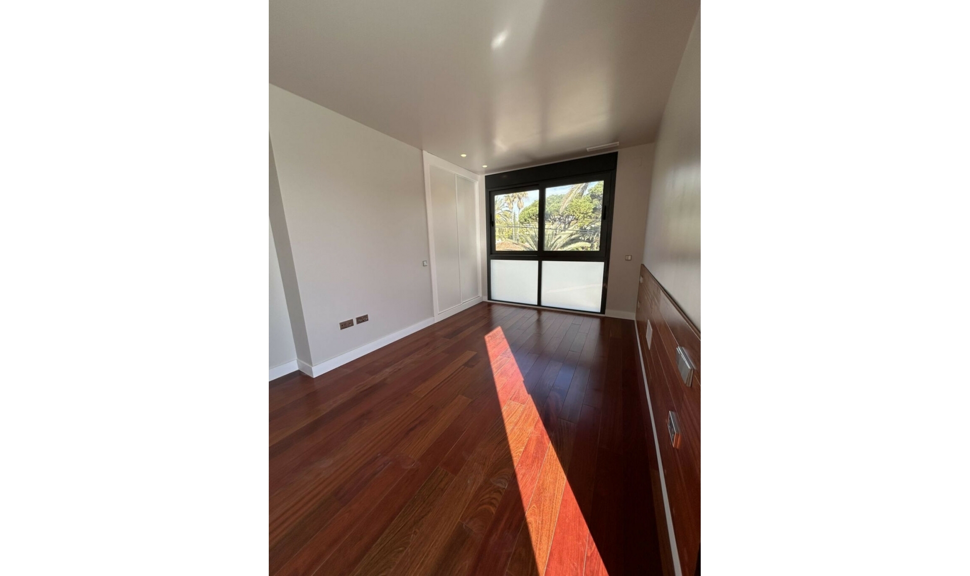 Resale - House -
Marbesa