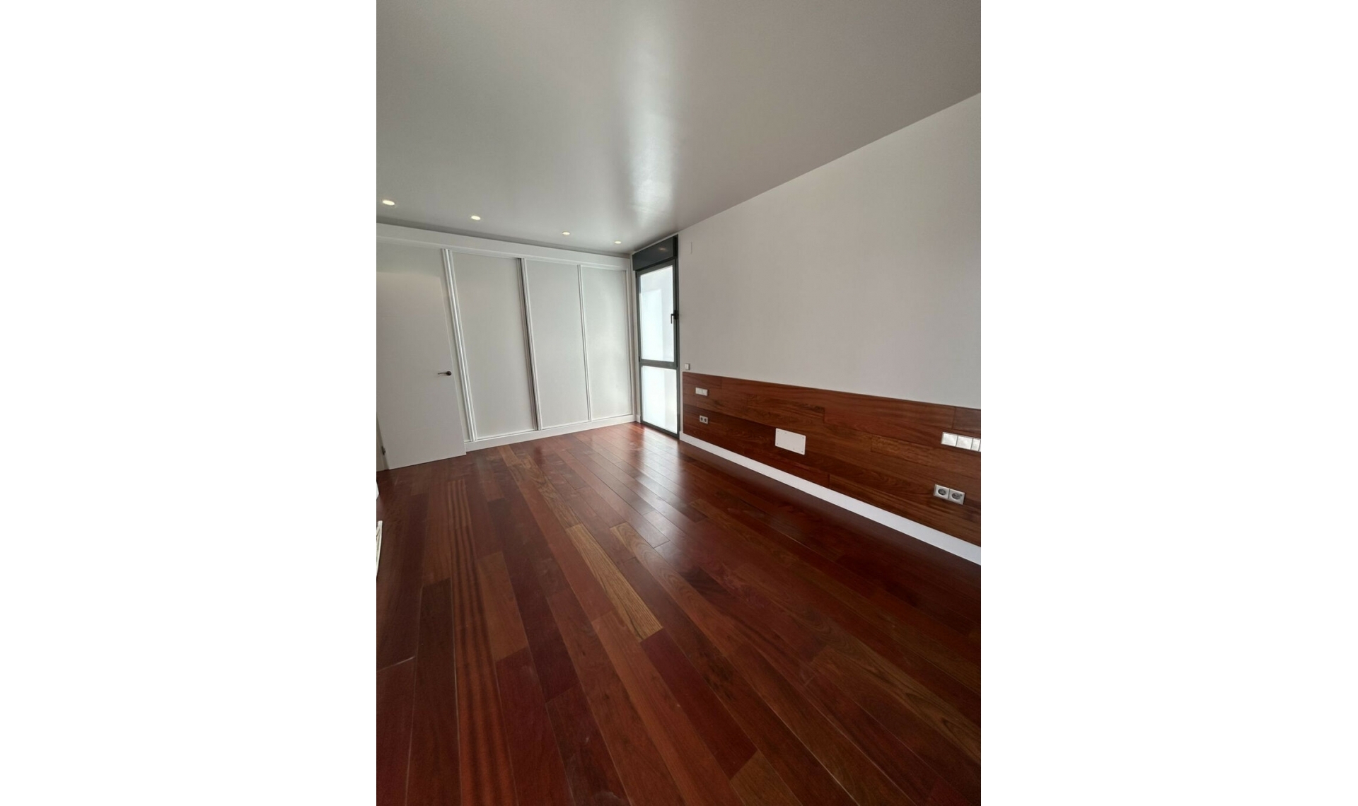 Resale - House -
Marbesa