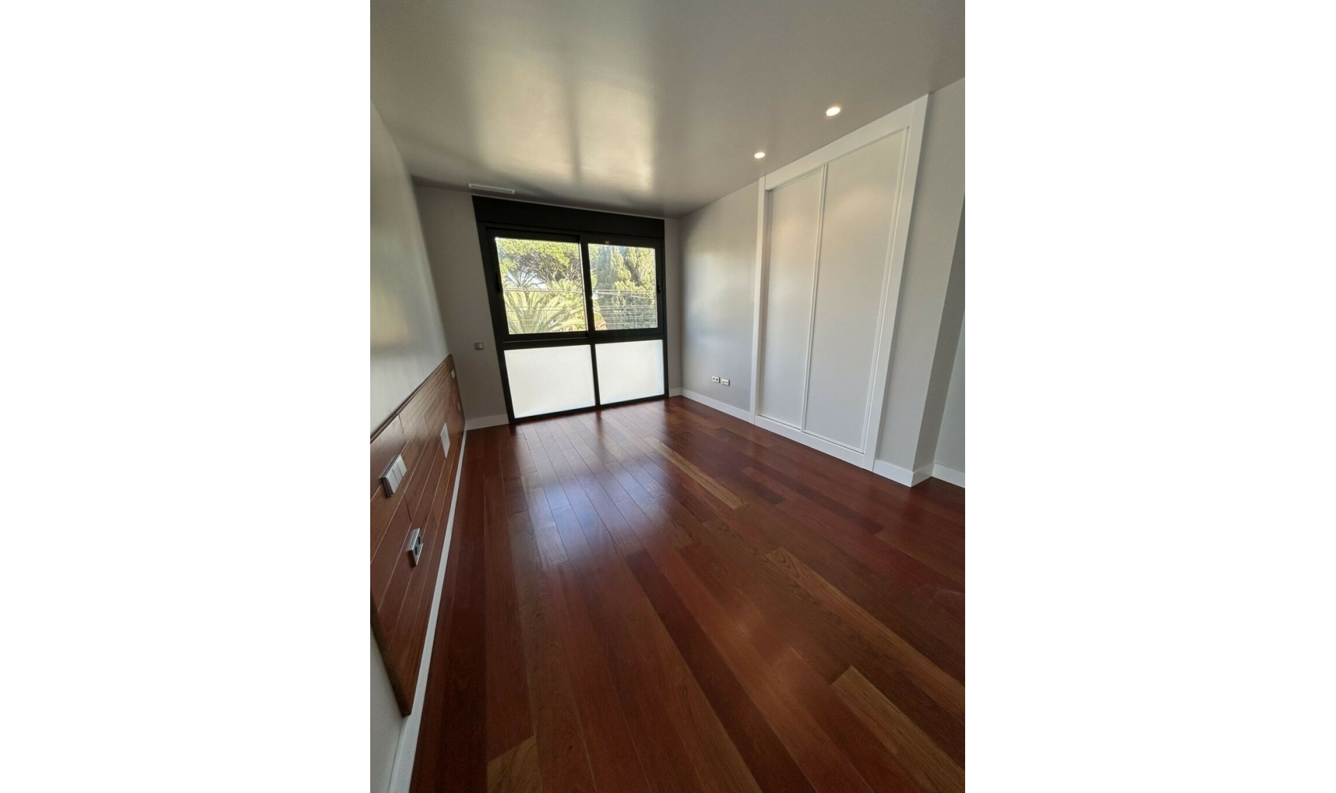 Resale - House -
Marbesa