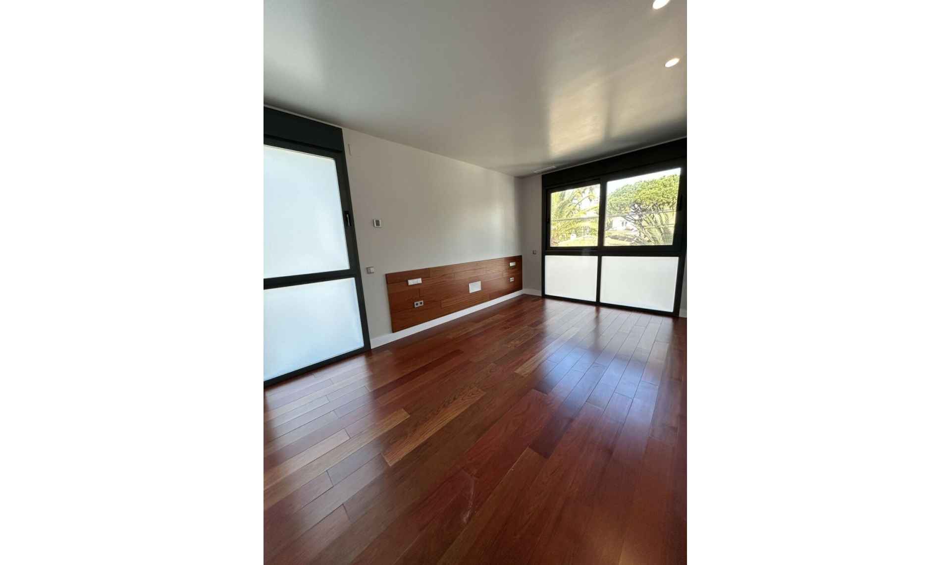 Resale - House -
Marbesa