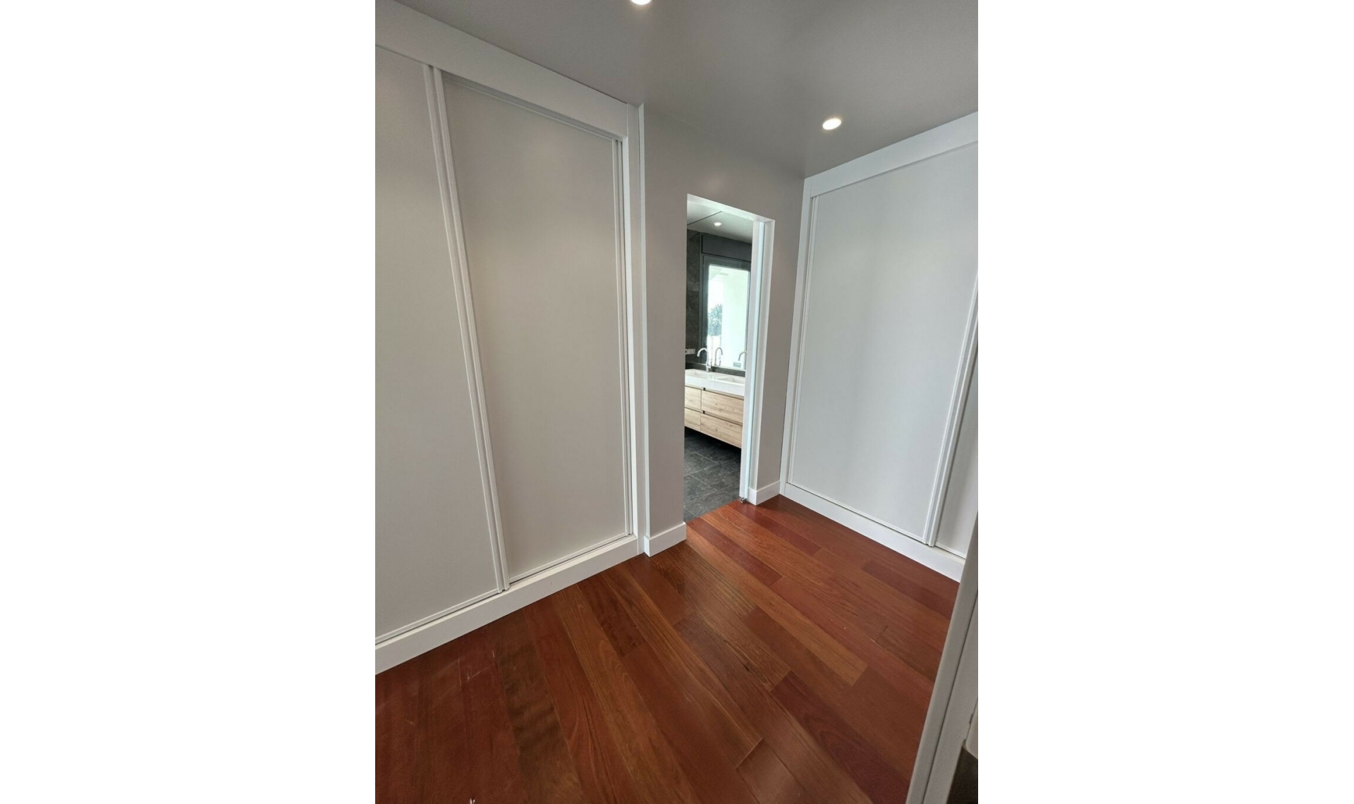 Resale - House -
Marbesa