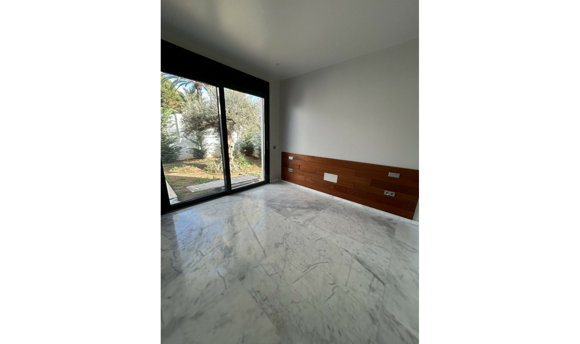 Resale - House -
Marbesa