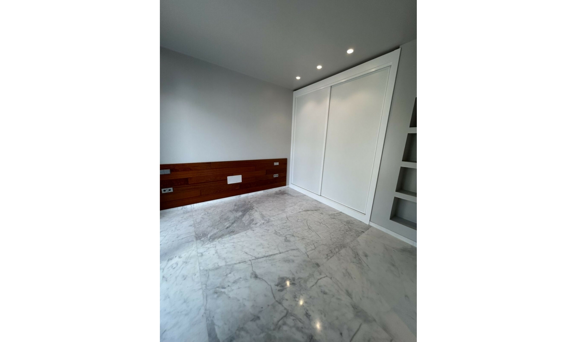 Resale - House -
Marbesa