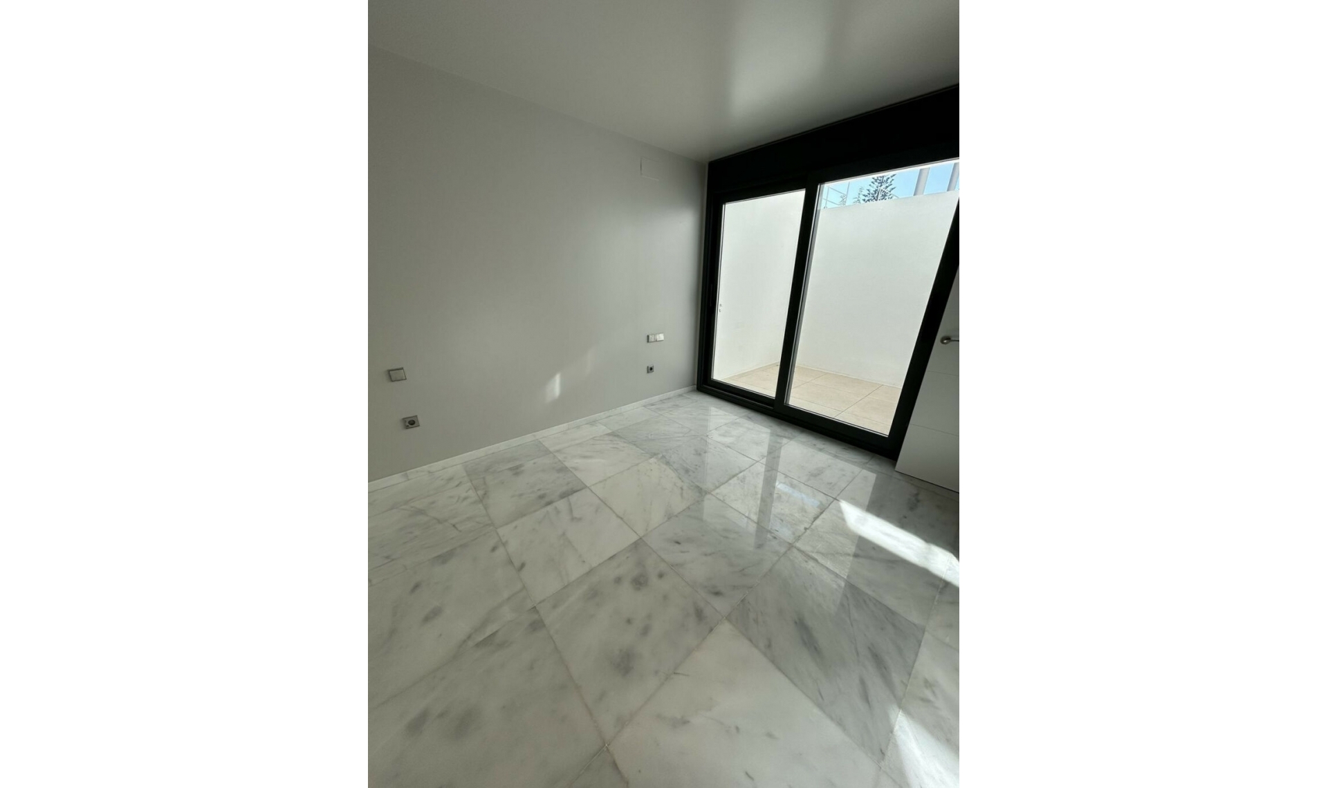 Resale - House -
Marbesa