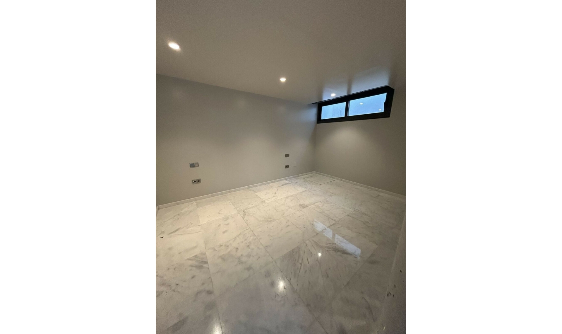 Resale - House -
Marbesa