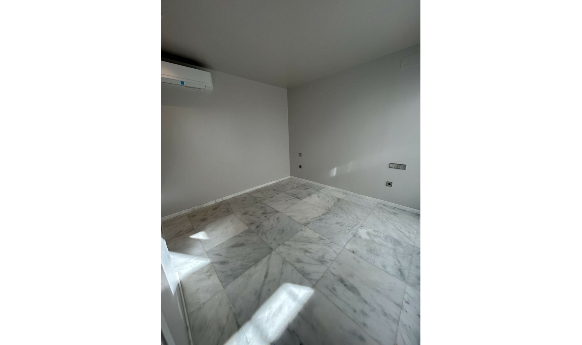 Resale - House -
Marbesa