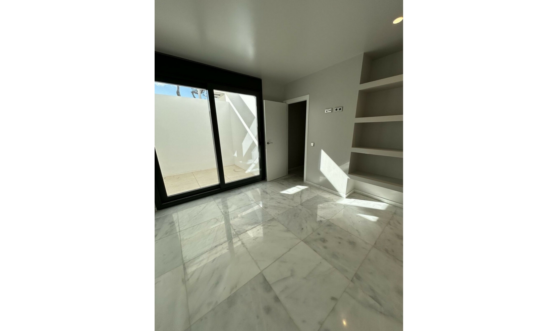 Resale - House -
Marbesa