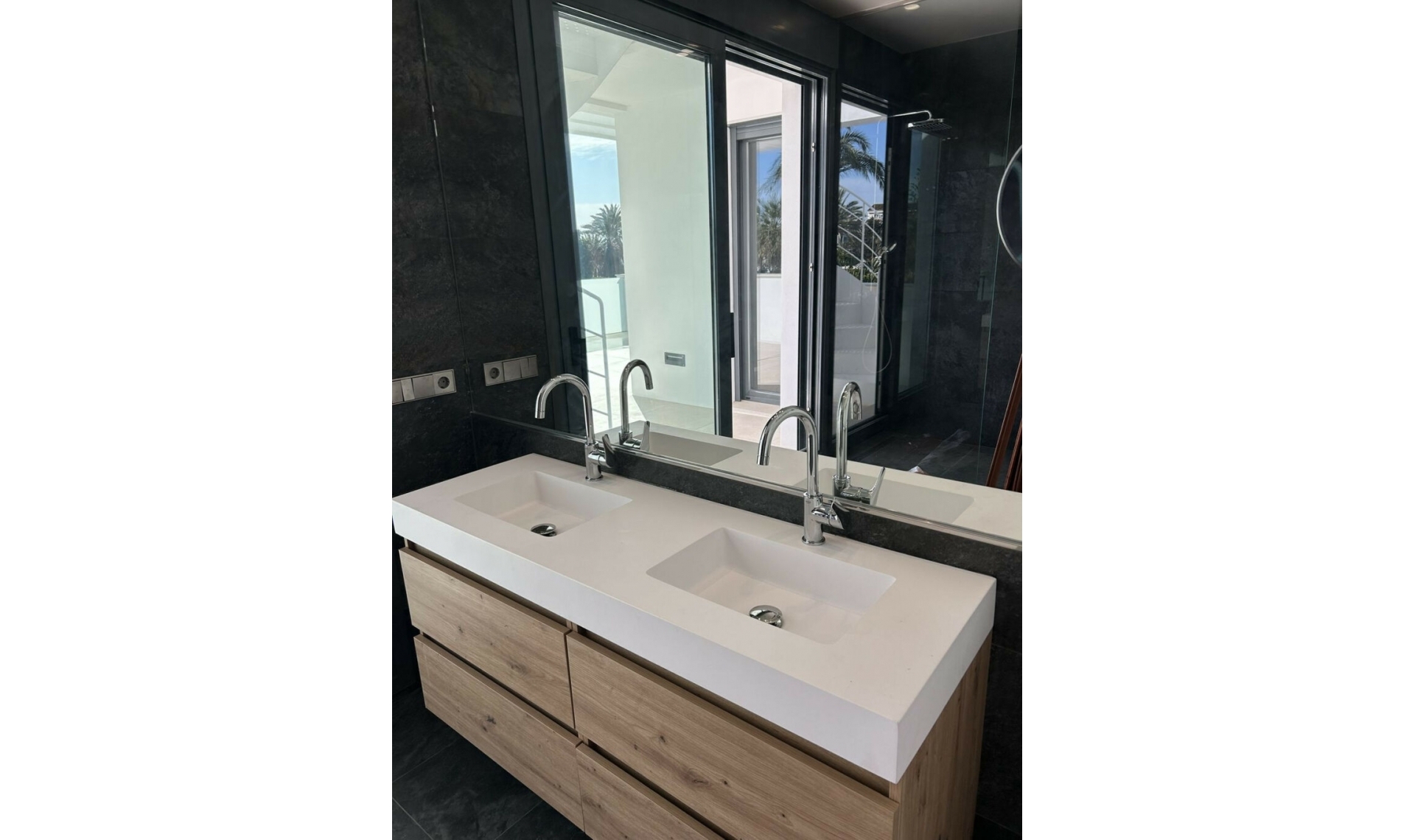 Resale - House -
Marbesa