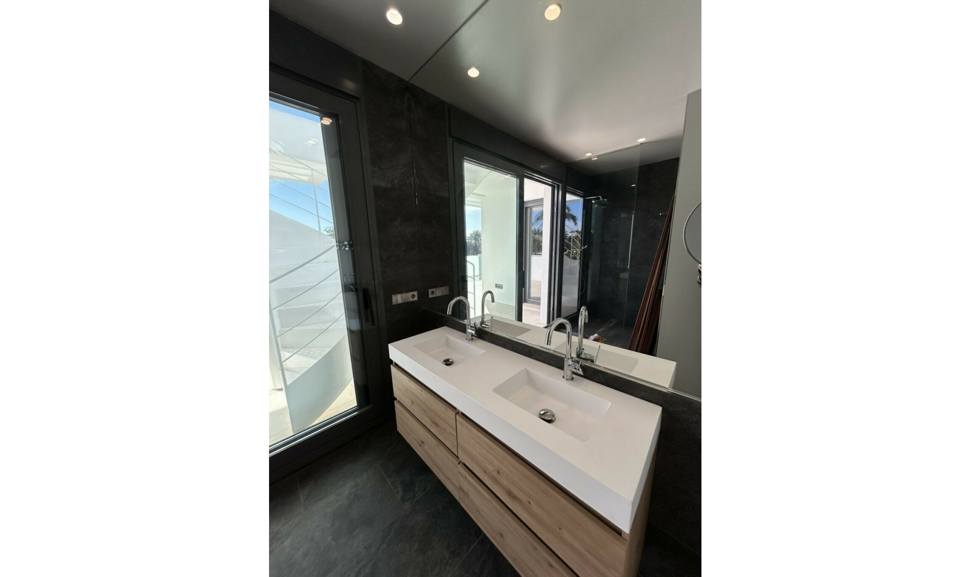 Resale - House -
Marbesa