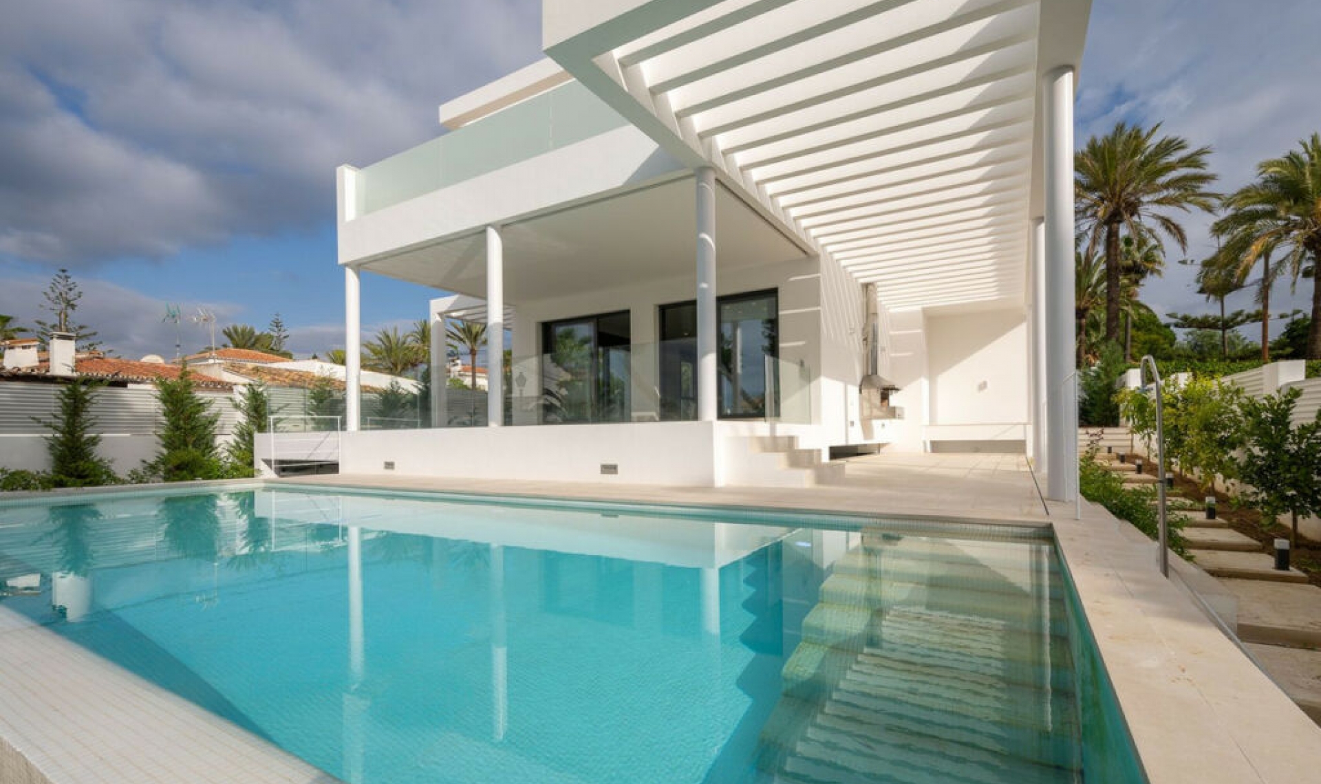 Resale - House -
Marbesa