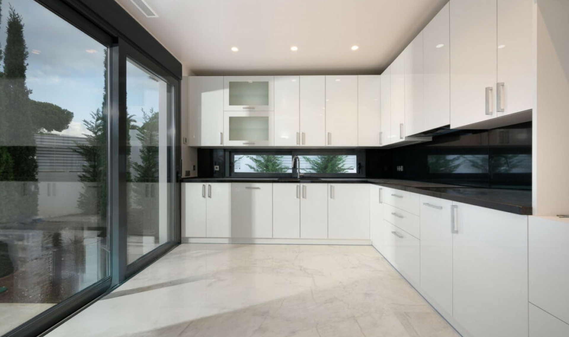 Resale - House -
Marbesa