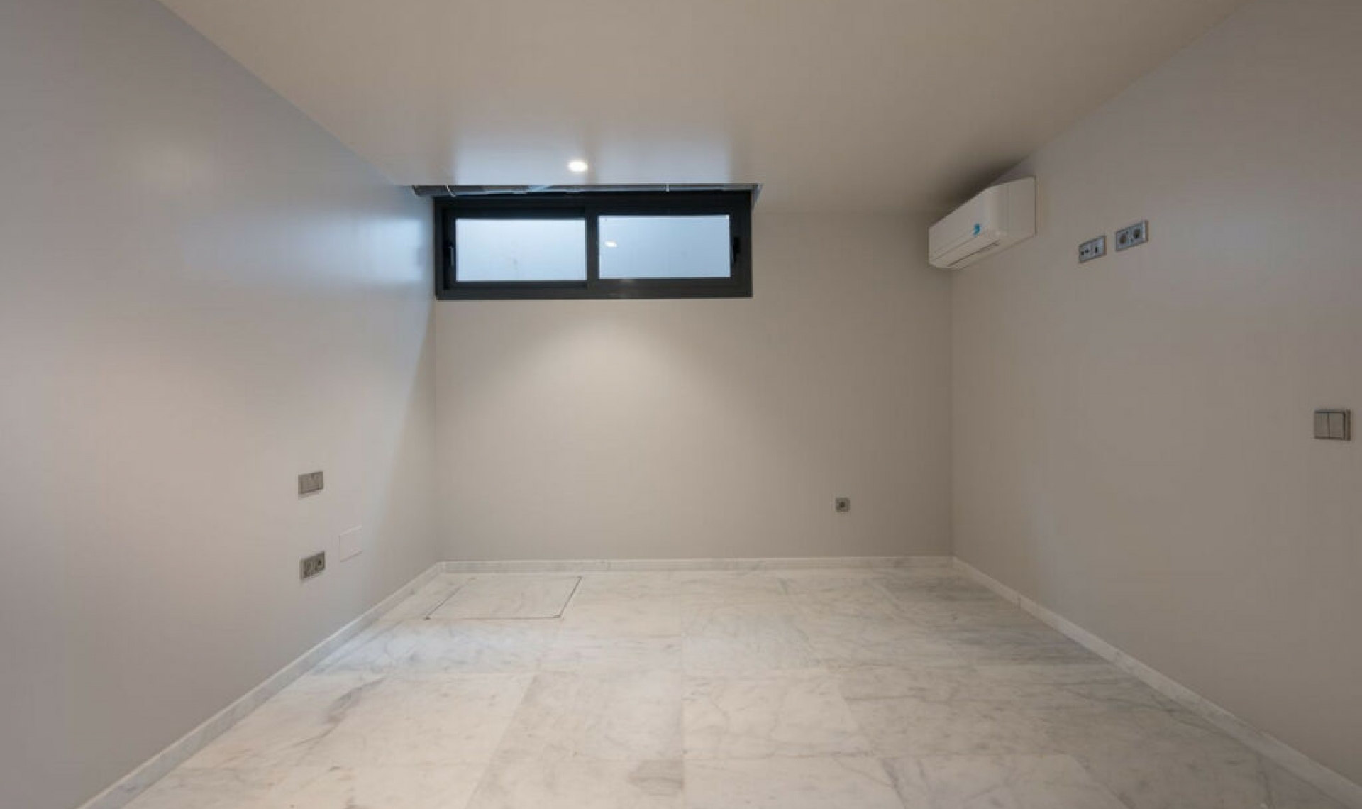 Resale - House -
Marbesa