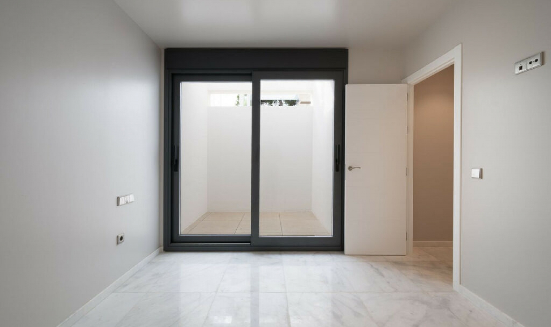 Resale - House -
Marbesa