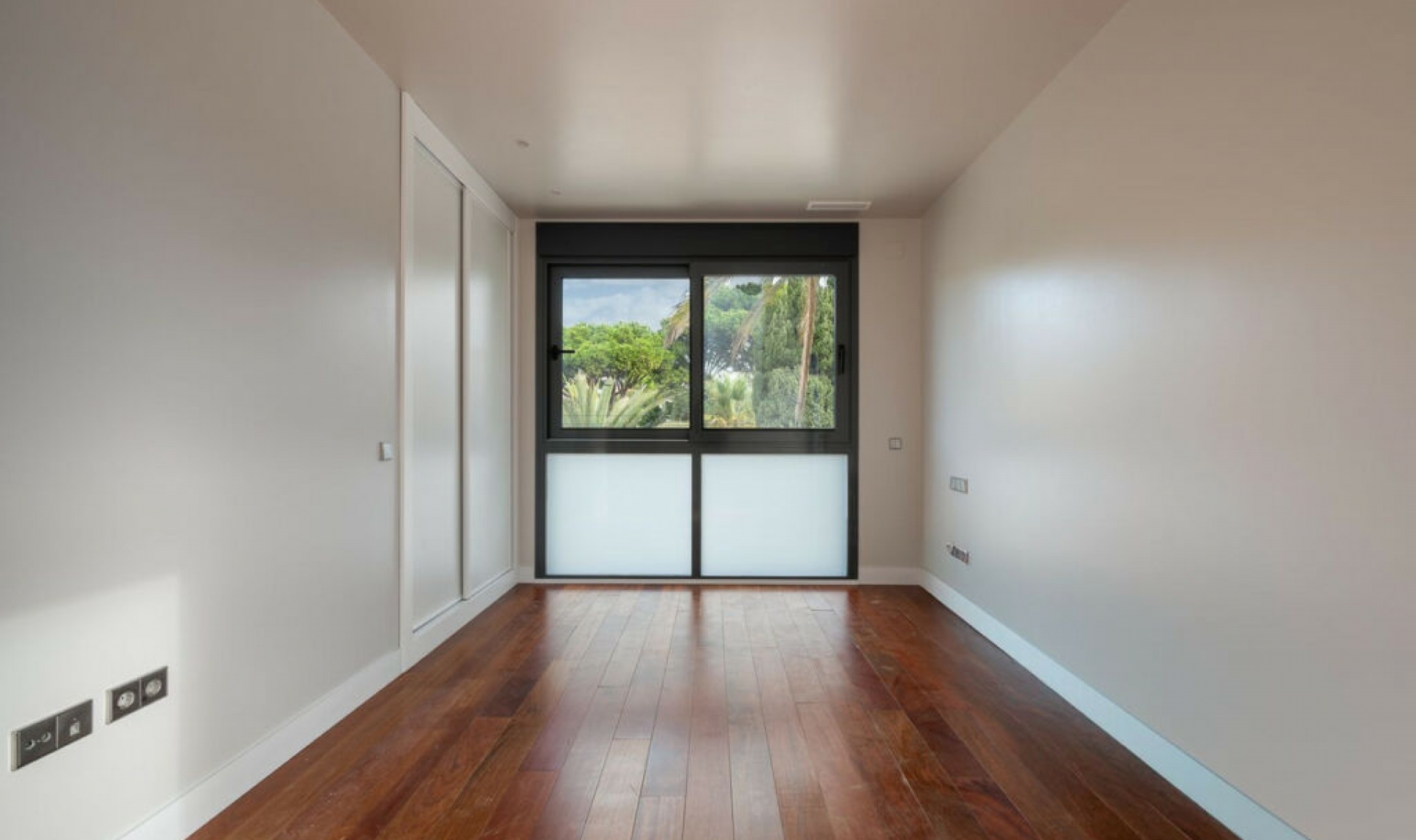 Resale - House -
Marbesa