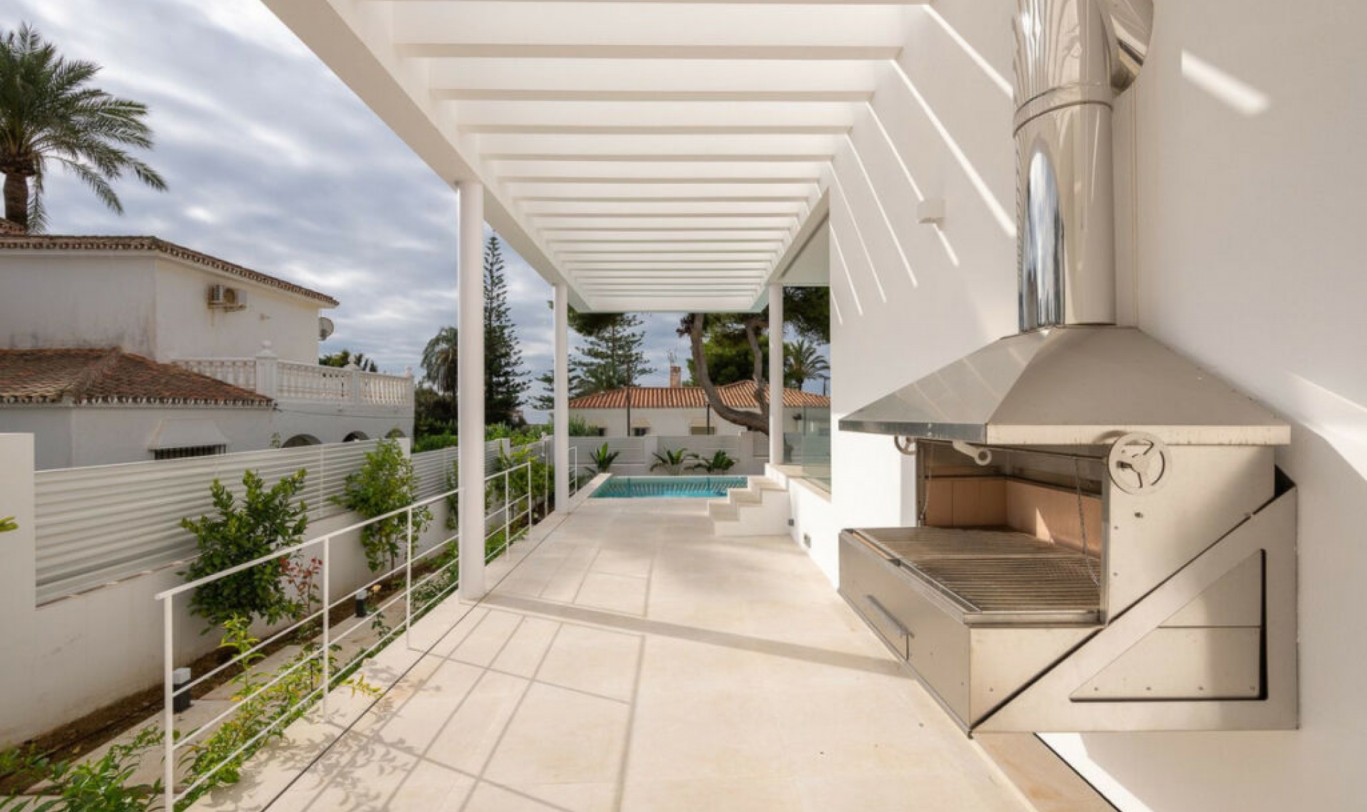 Resale - House -
Marbesa