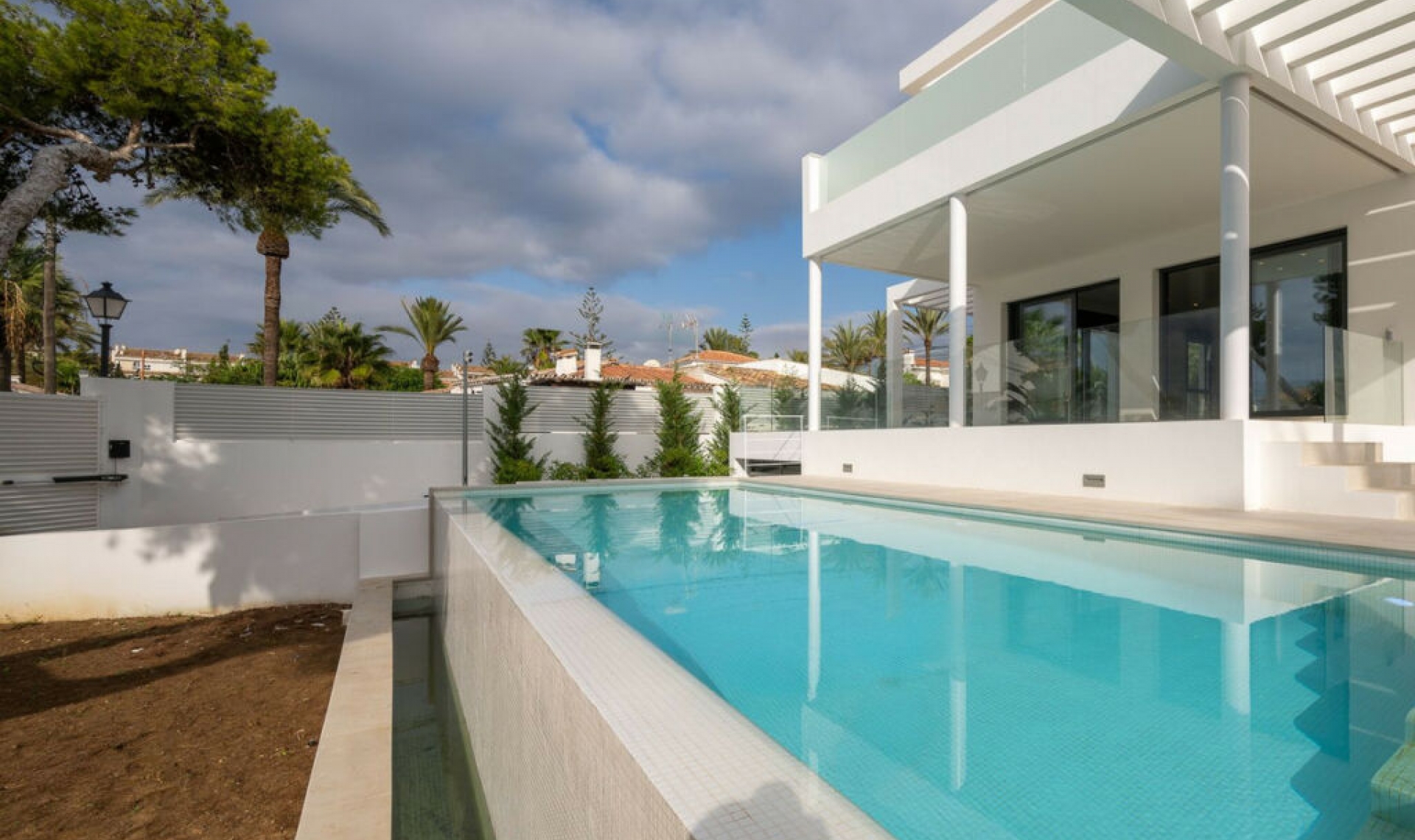 Resale - House -
Marbesa