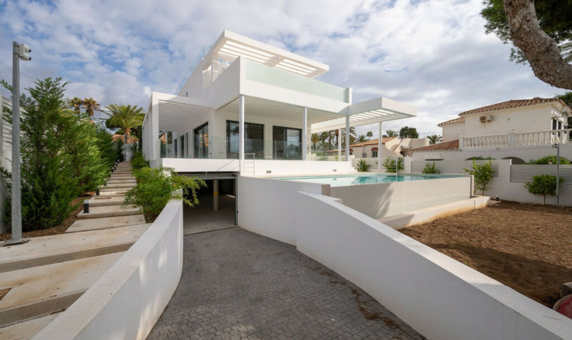 Resale - House -
Marbesa