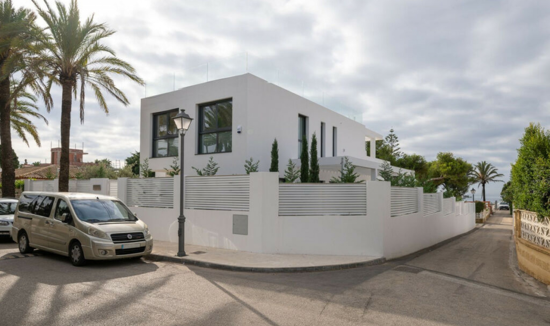 Resale - House -
Marbesa