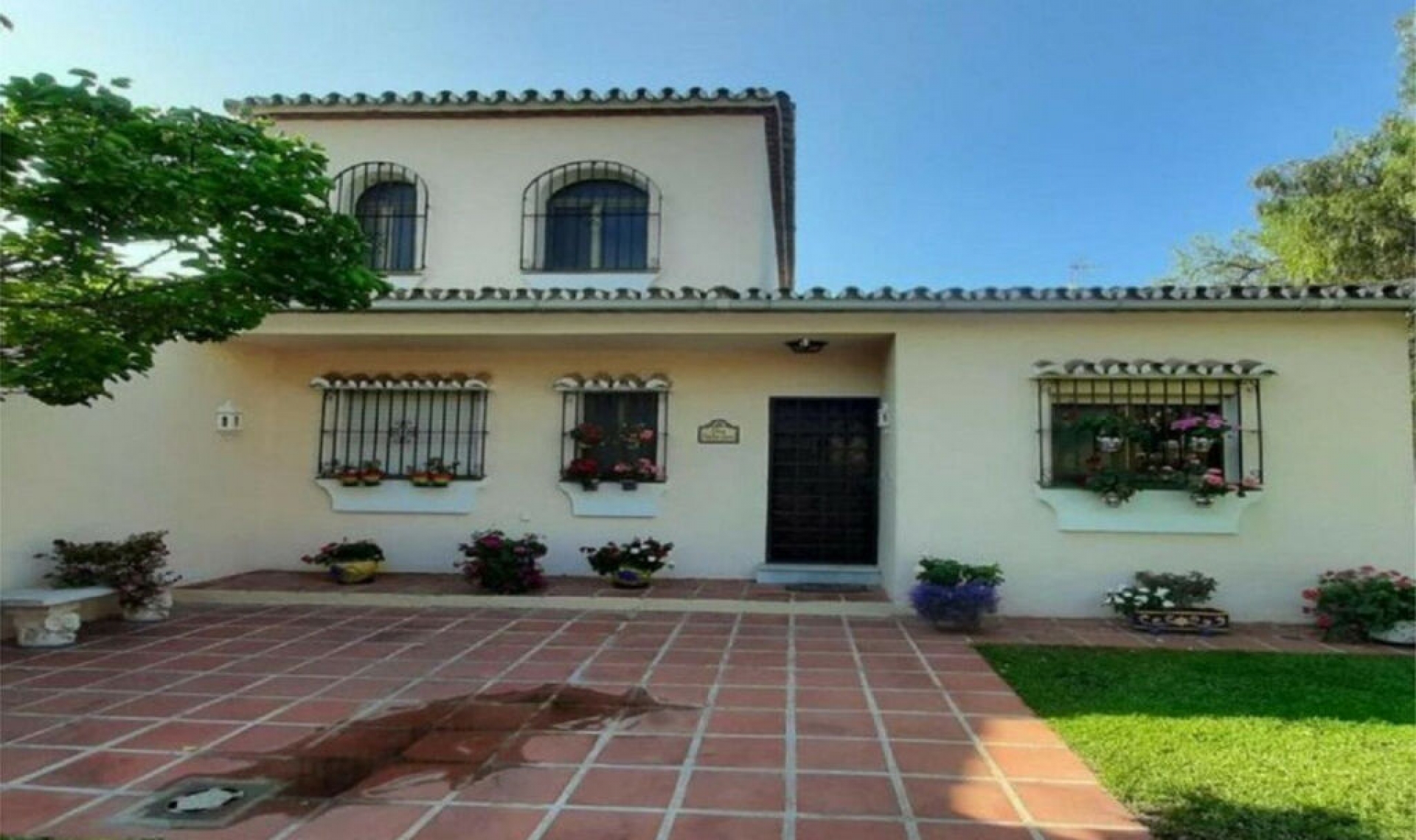 Resale - House -
Marbesa