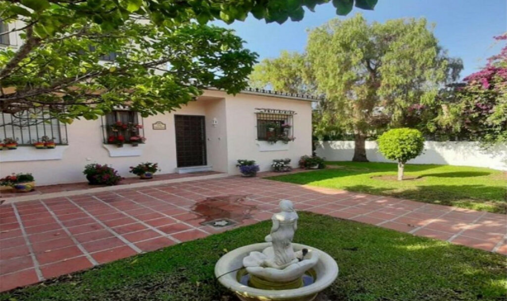 Resale - House -
Marbesa