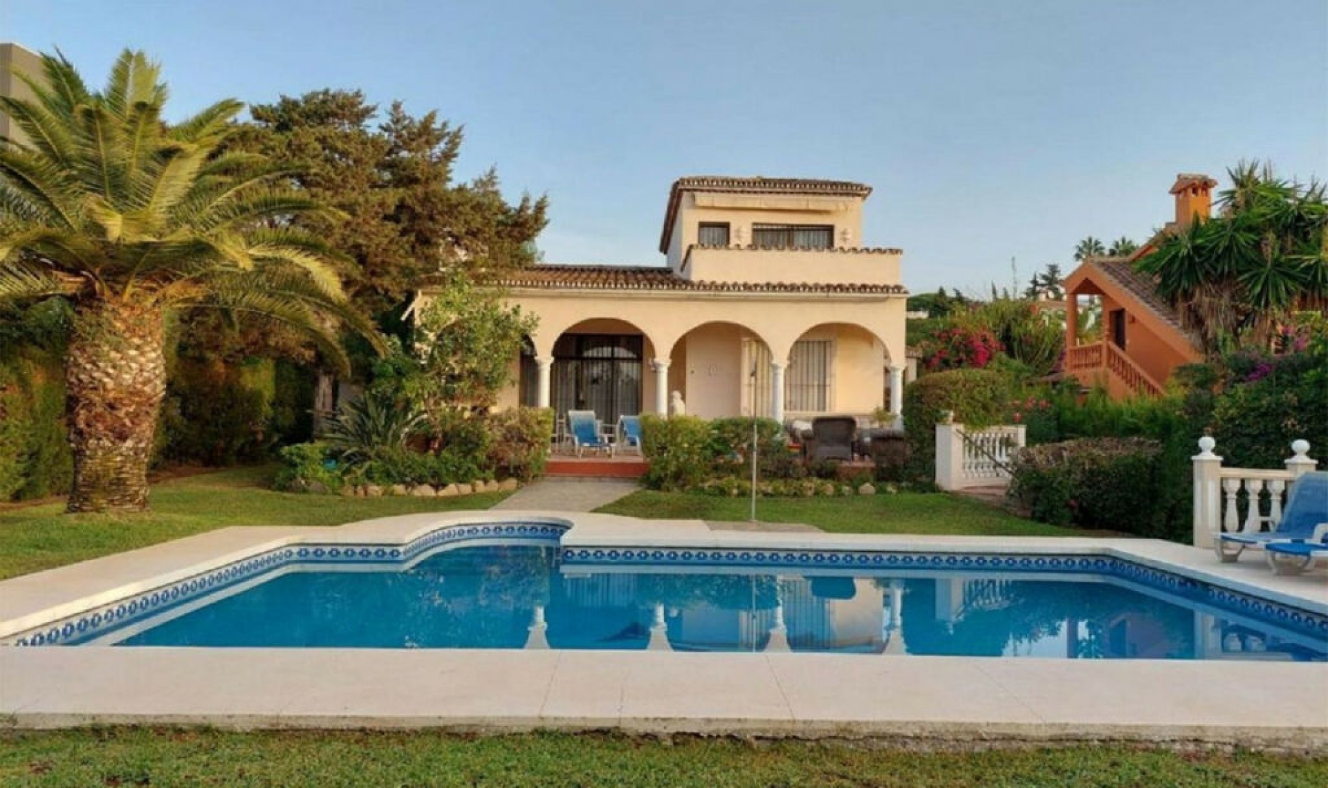 Resale - House -
Marbesa