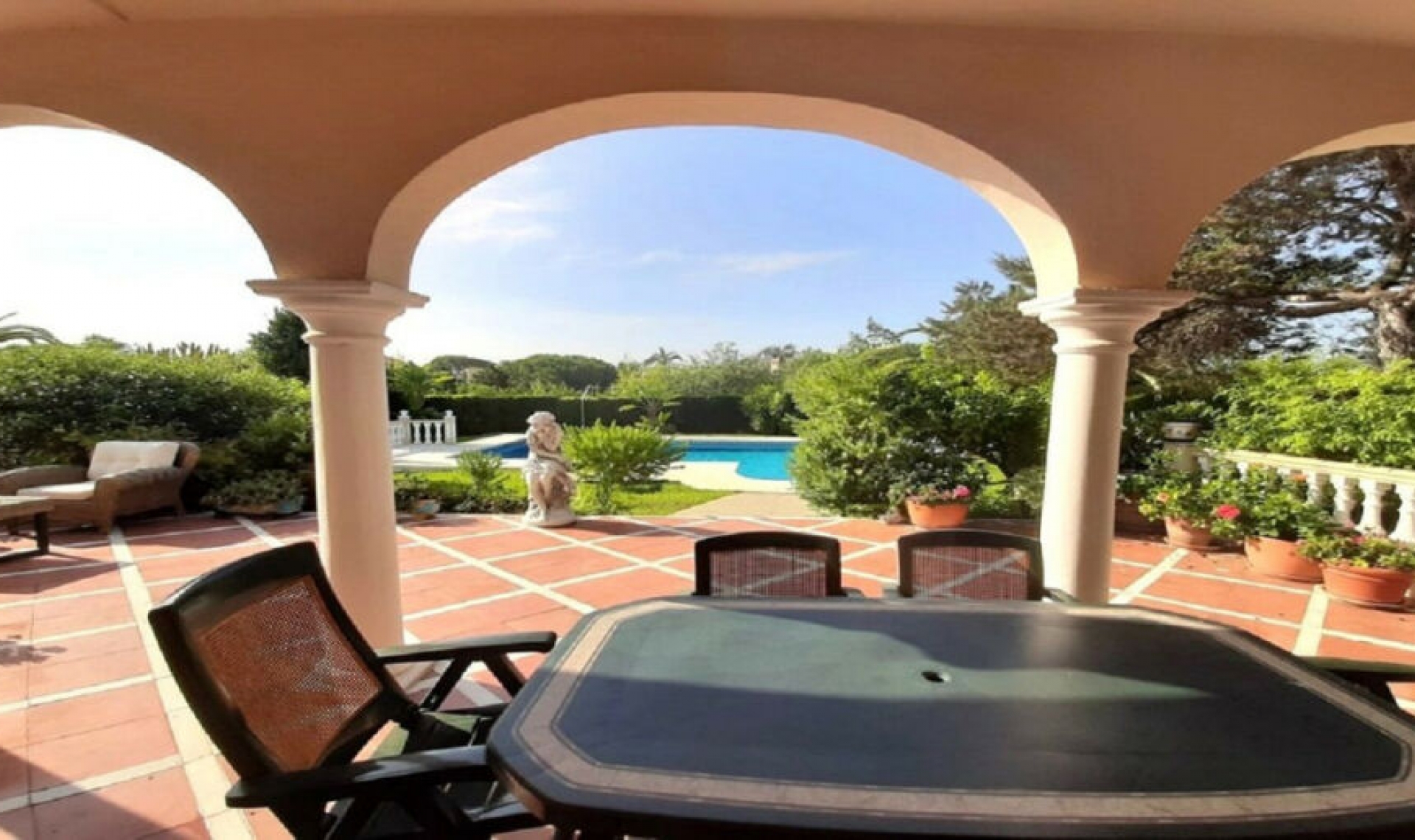 Resale - House -
Marbesa