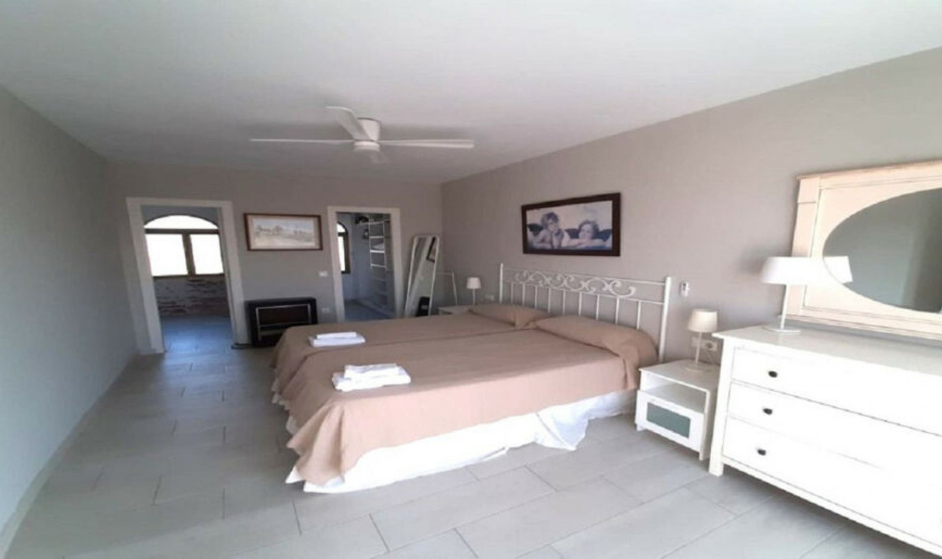 Resale - House -
Marbesa