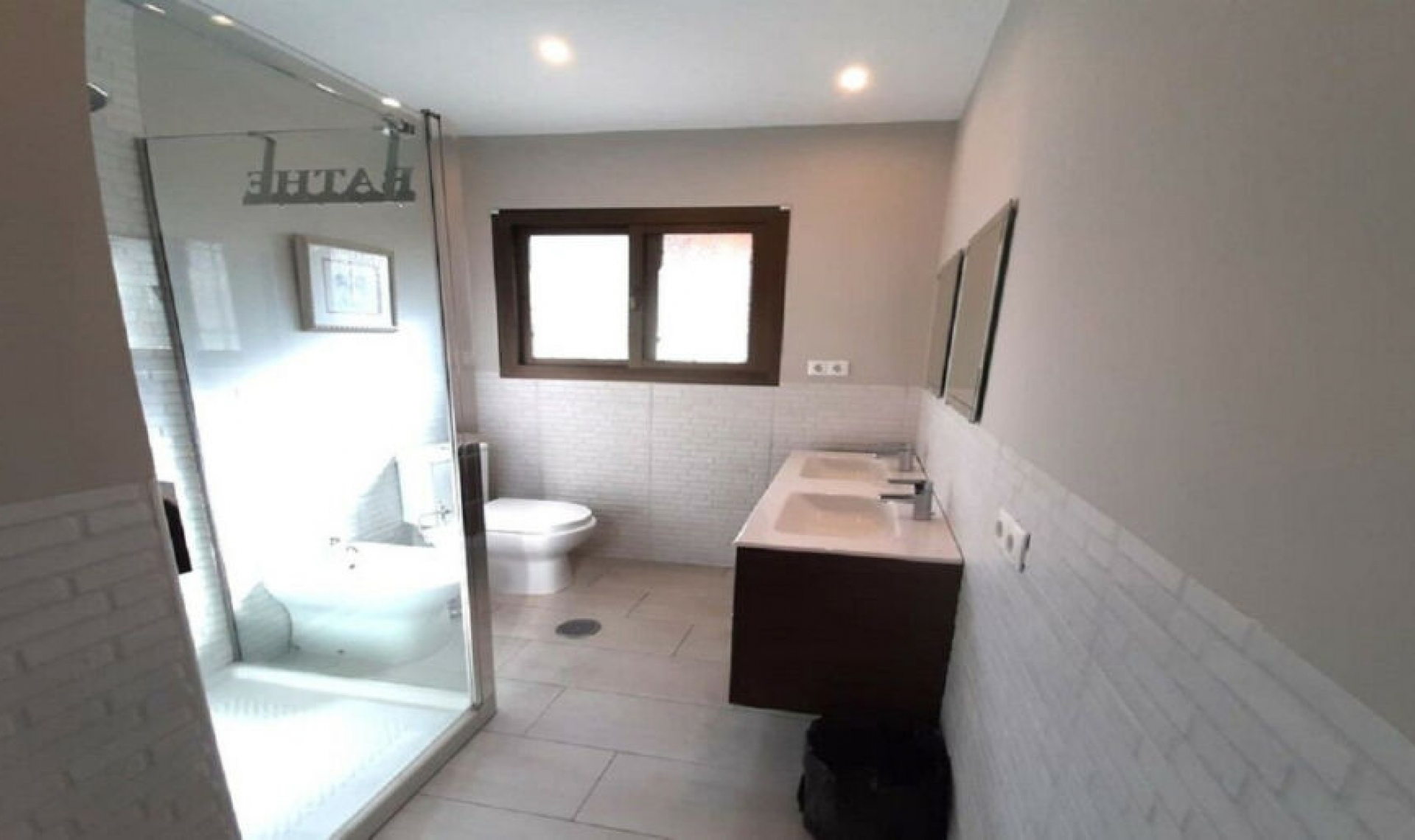 Resale - House -
Marbesa