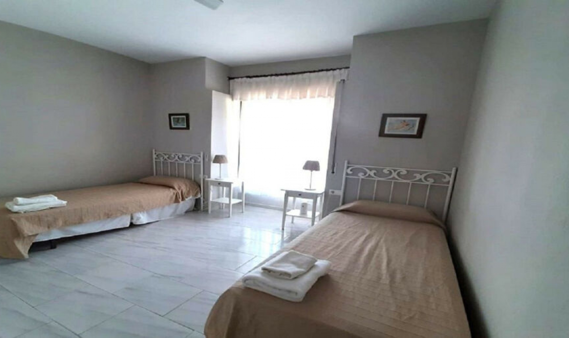 Resale - House -
Marbesa