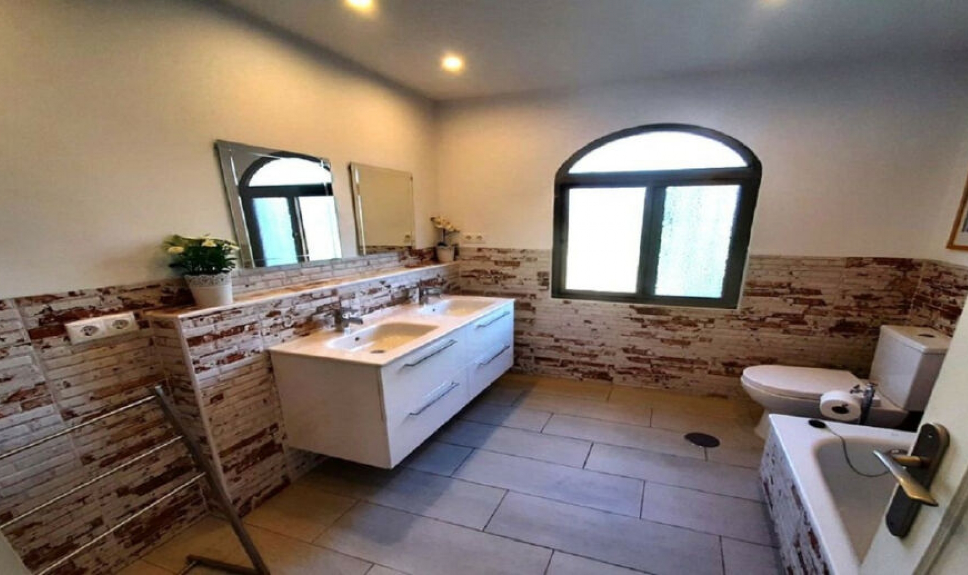 Resale - House -
Marbesa