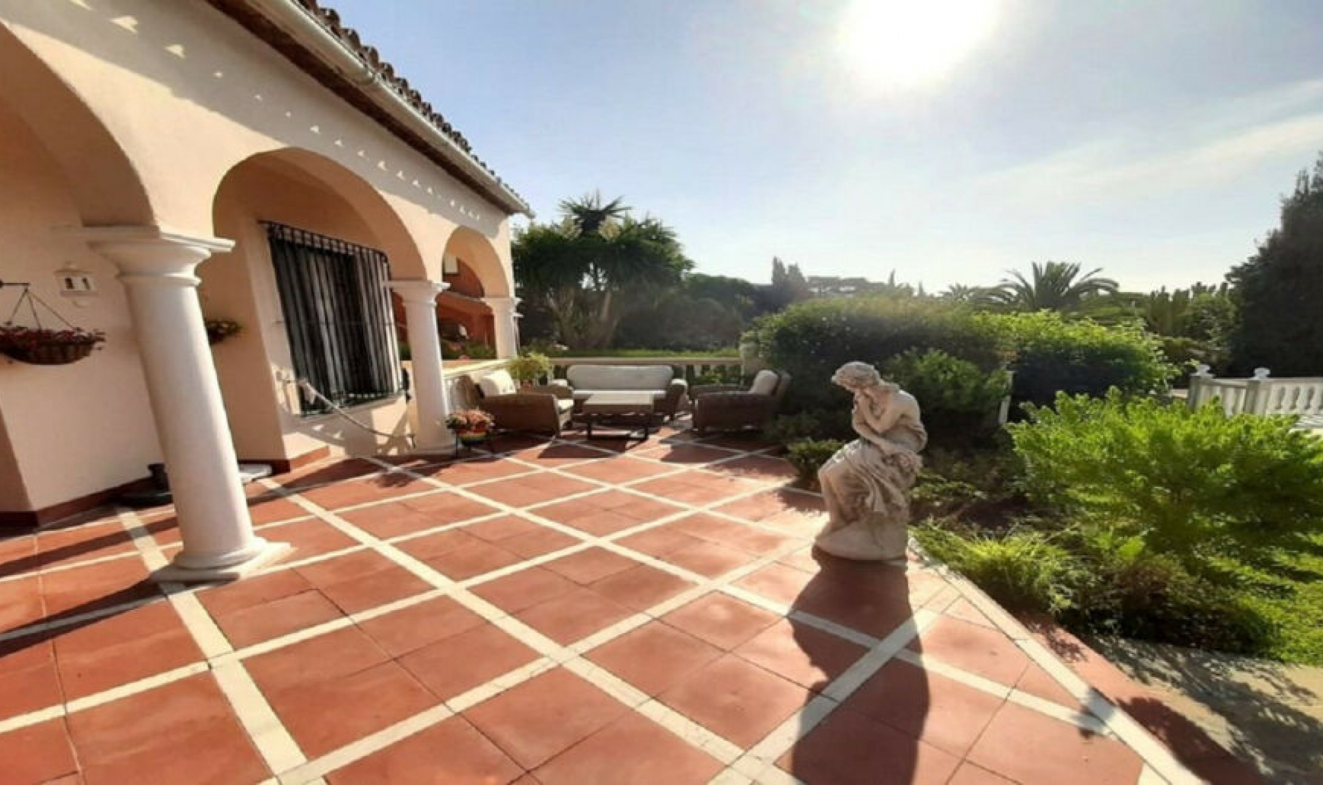 Resale - House -
Marbesa