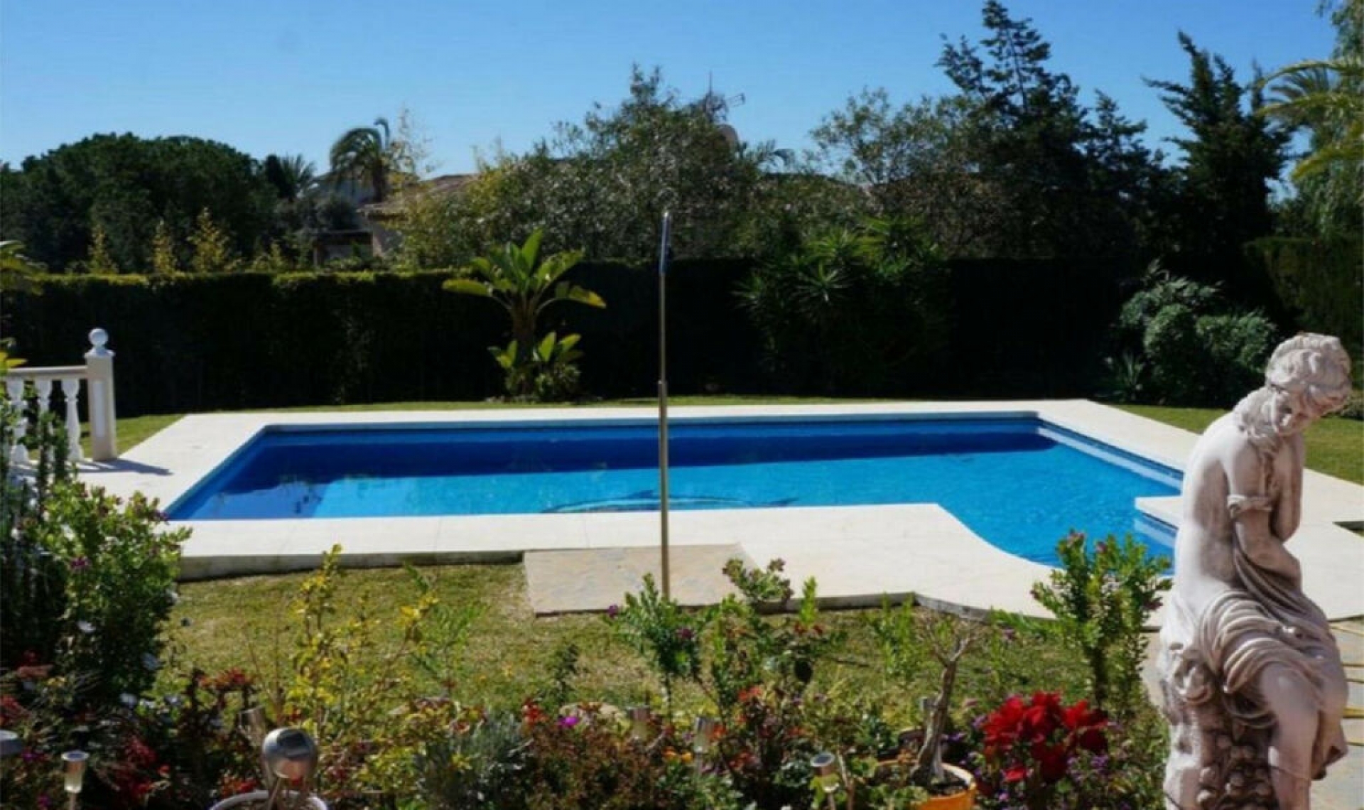 Resale - House -
Marbesa