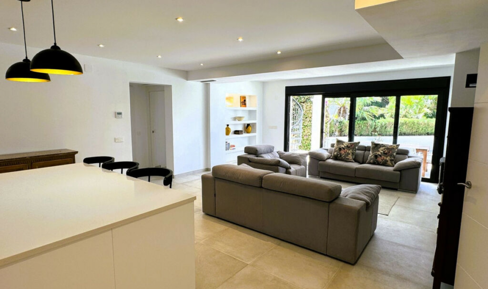 Resale - House -
Marbesa