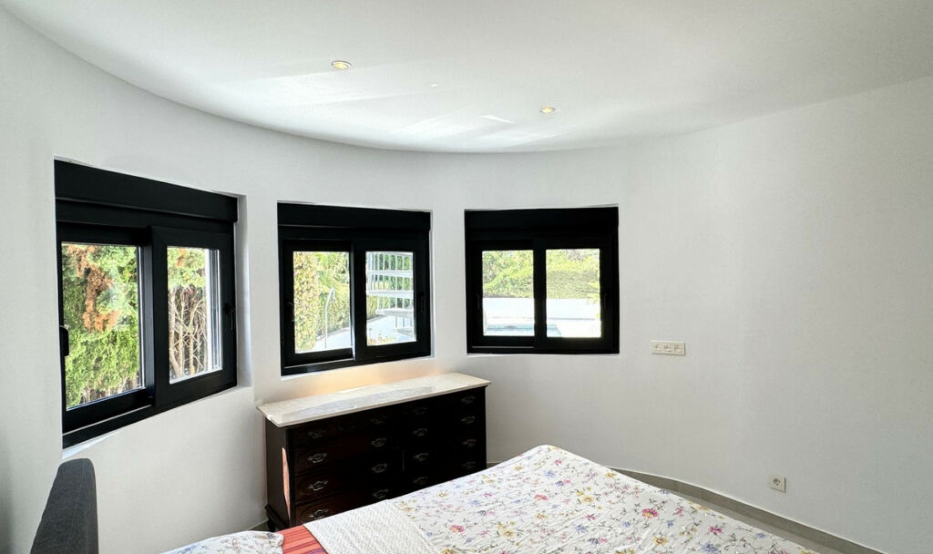 Resale - House -
Marbesa