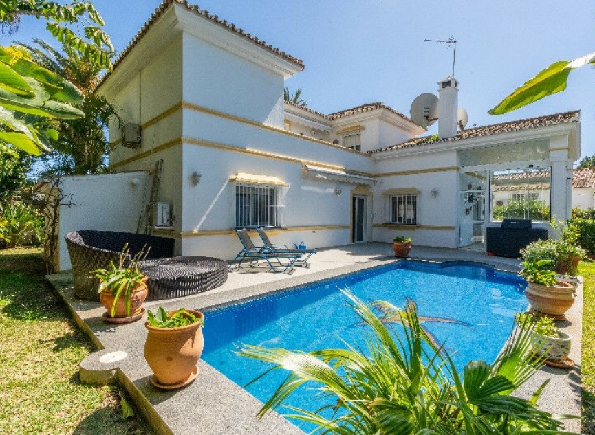 Resale - House -
Marbesa