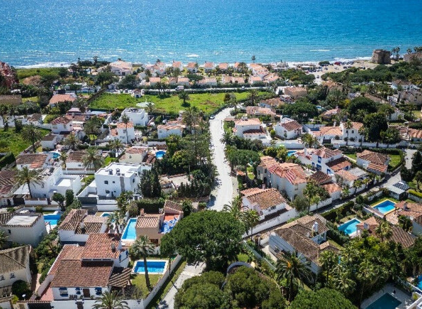 Resale - House -
Marbesa