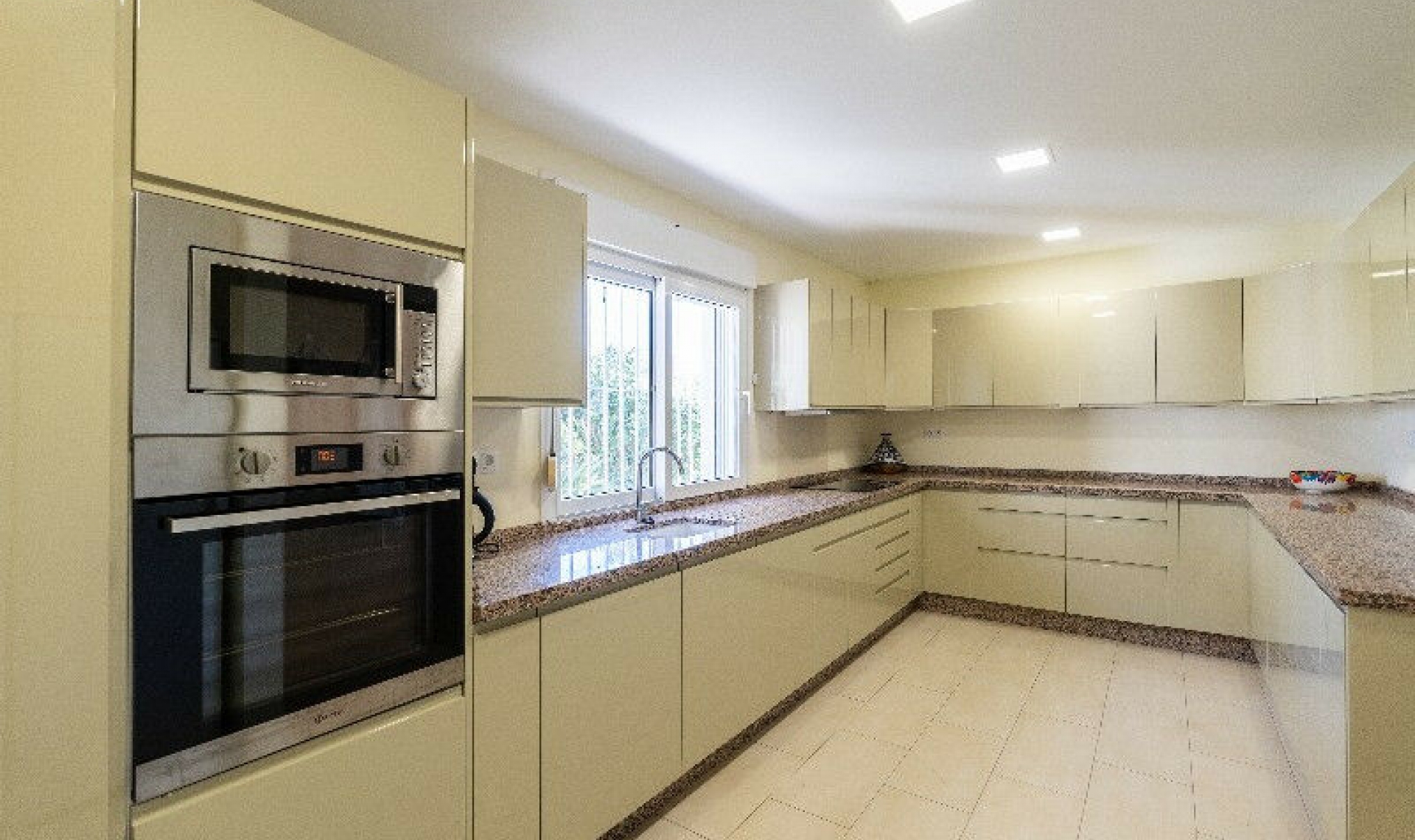 Resale - House -
Marbesa