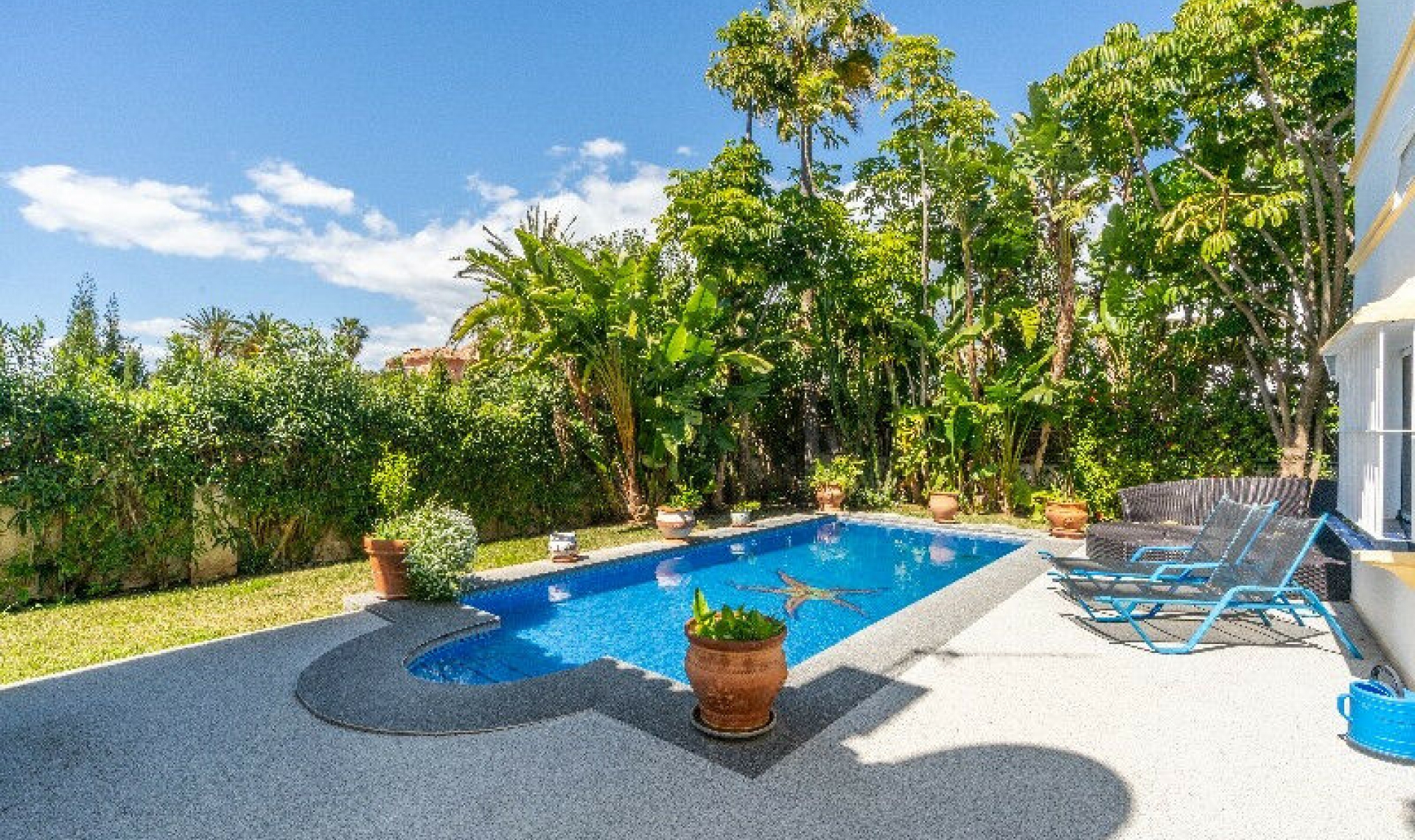 Resale - House -
Marbesa