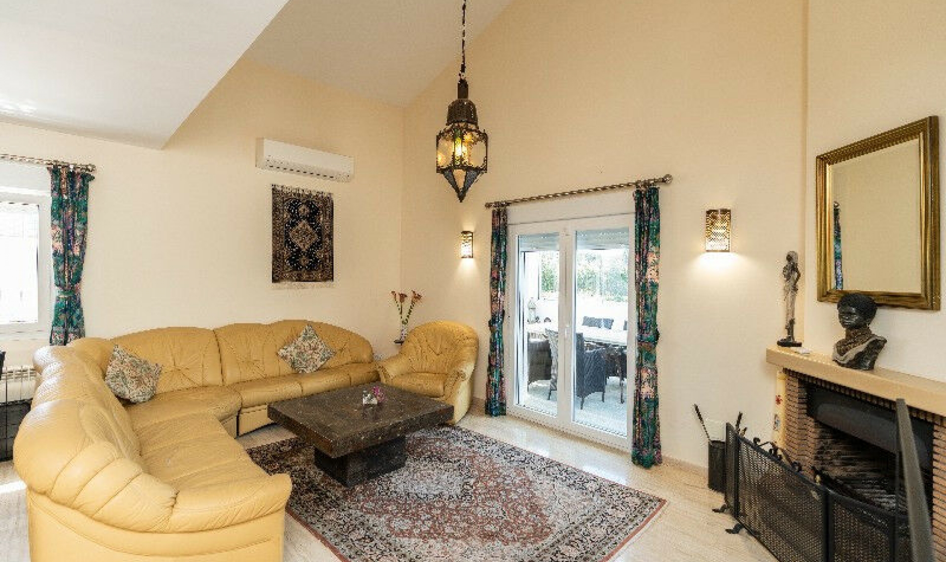 Resale - House -
Marbesa
