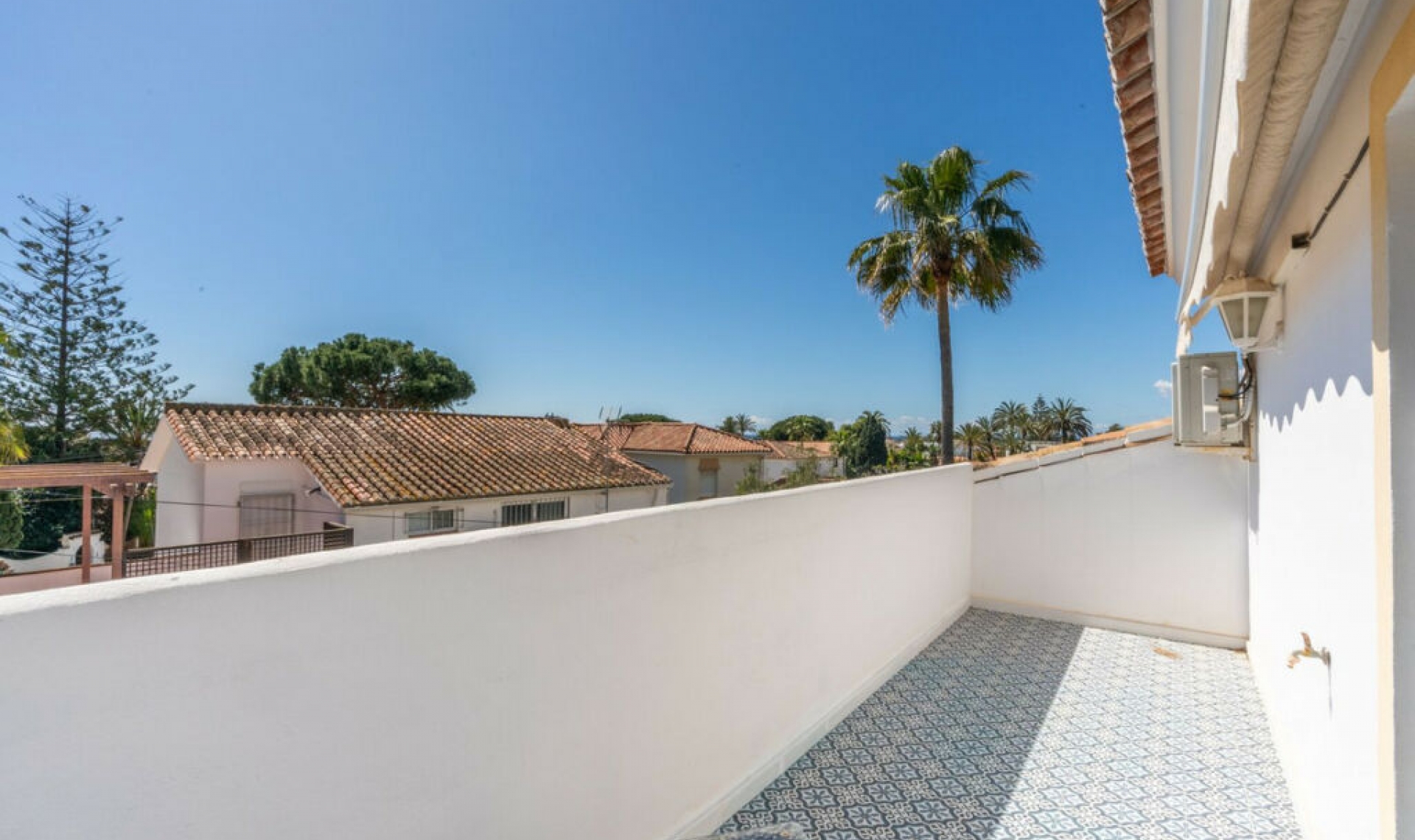 Resale - House -
Marbesa